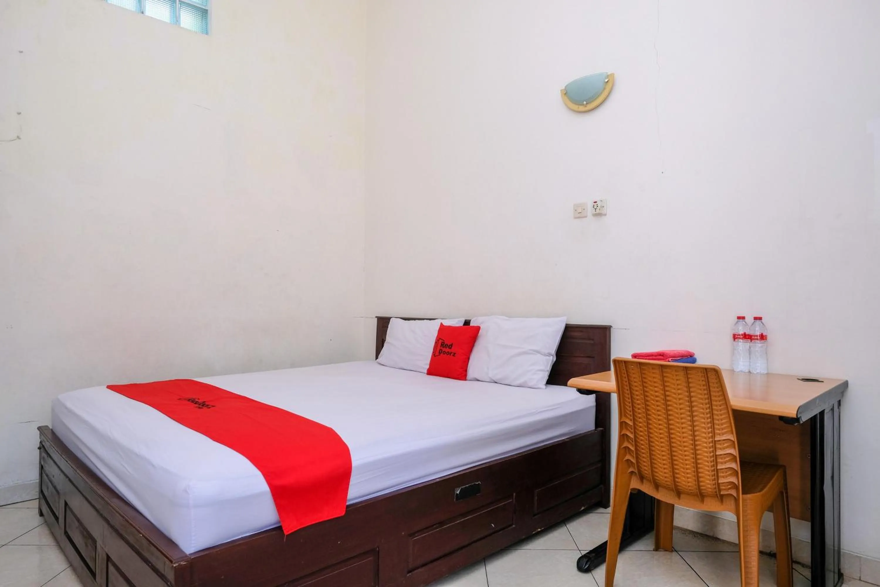 Bedroom, Bed in RedDoorz Syariah near Alun Alun Kebumen