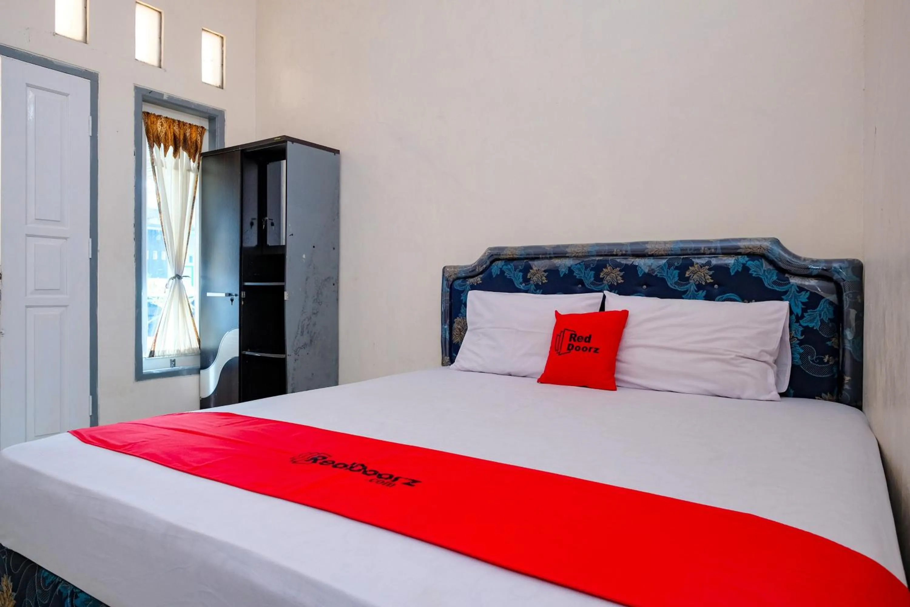 Bedroom, Bed in RedDoorz Syariah near Alun Alun Kebumen