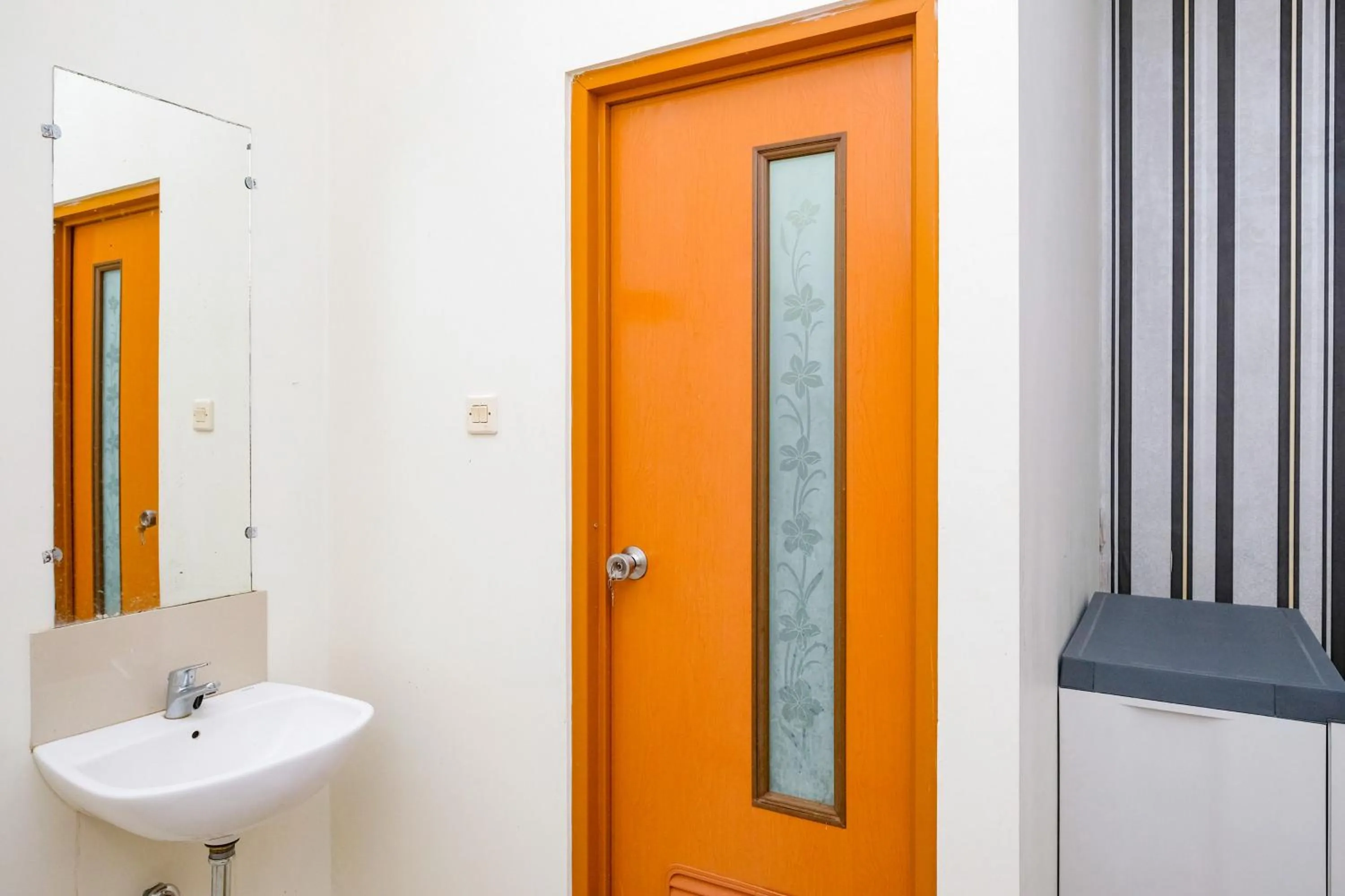 Bathroom in RedDoorz Syariah near Alun Alun Kebumen