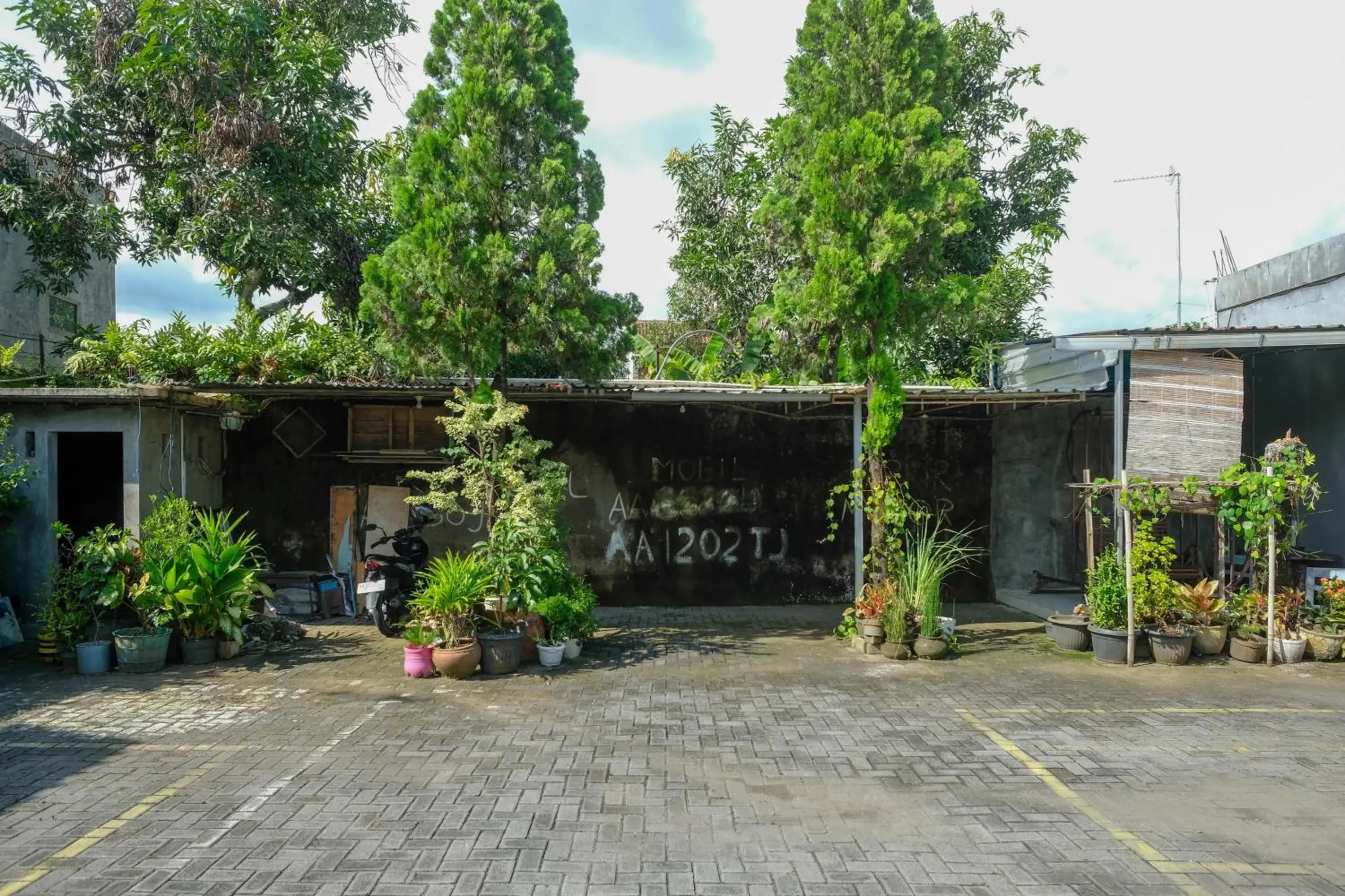 Property building in RedDoorz Syariah near Alun Alun Kebumen Property building in RedDoorz Syariah near Alun Alun Kebumen