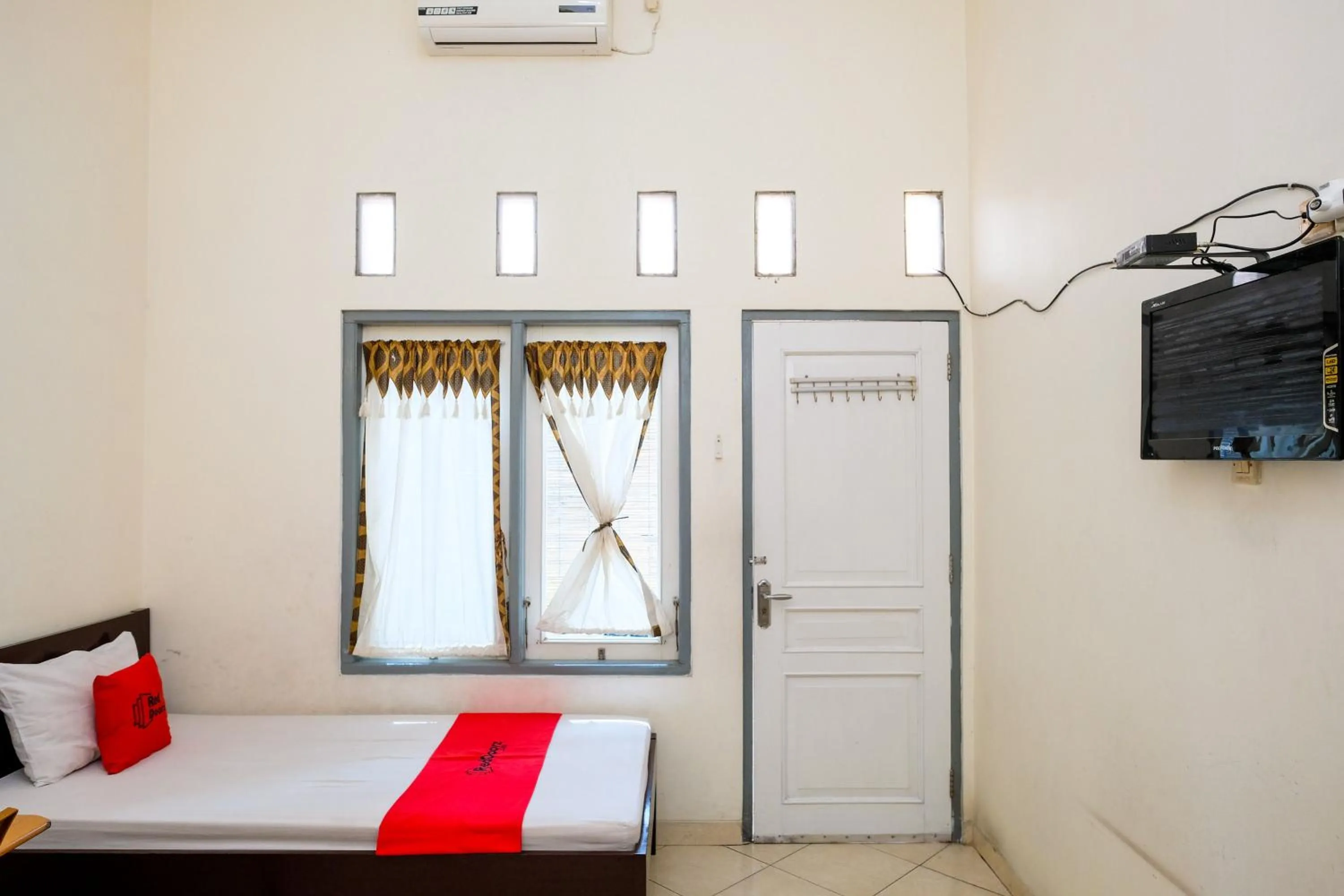 Bedroom, Bed in RedDoorz Syariah near Alun Alun Kebumen