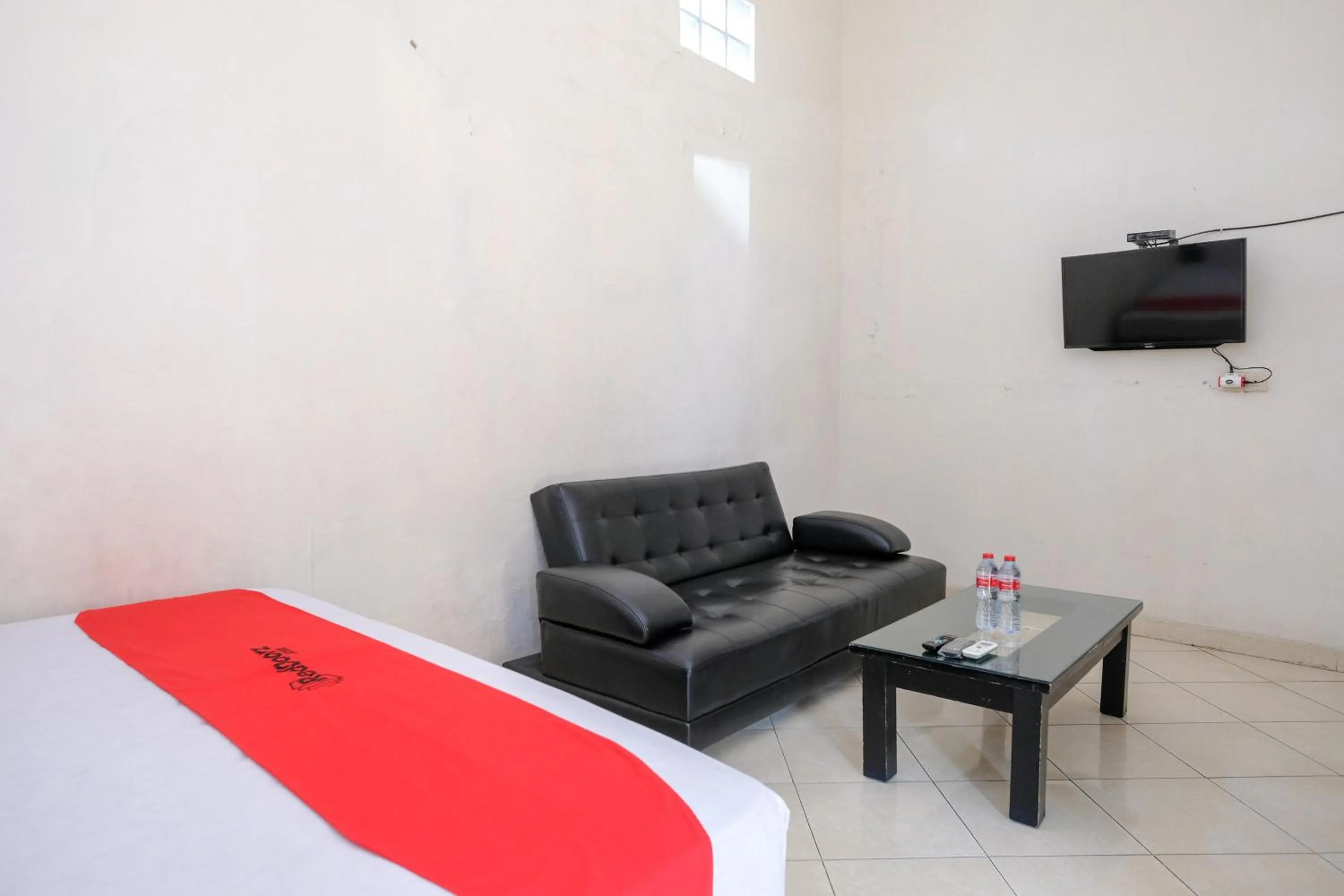 Bedroom, Bed in RedDoorz Syariah near Alun Alun Kebumen