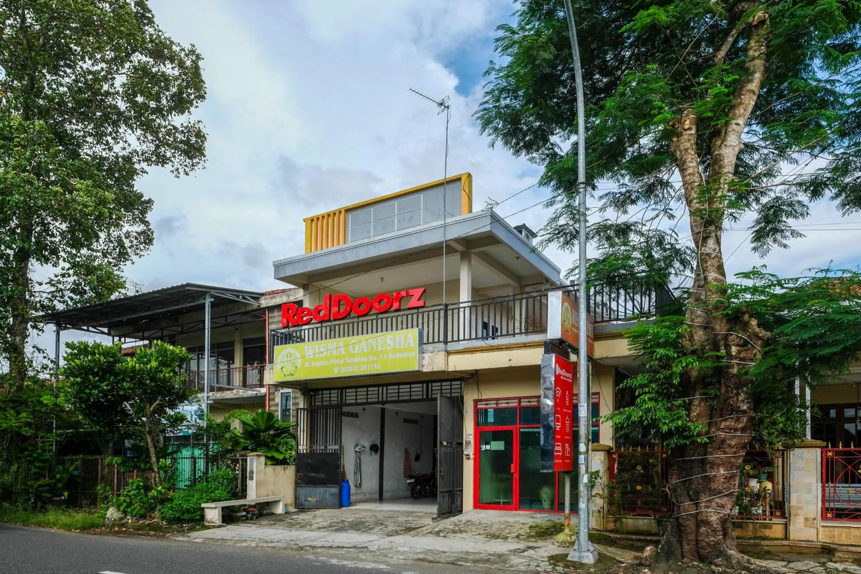 Facade/entrance in RedDoorz Syariah near Alun Alun Kebumen