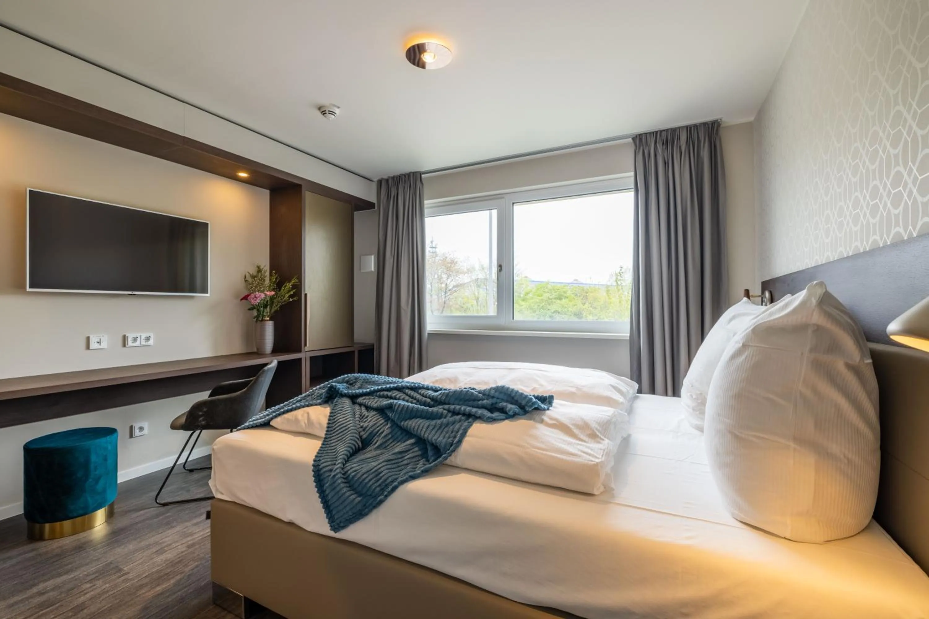 Photo of the whole room, Bed in MASEVEN München Messe Trudering