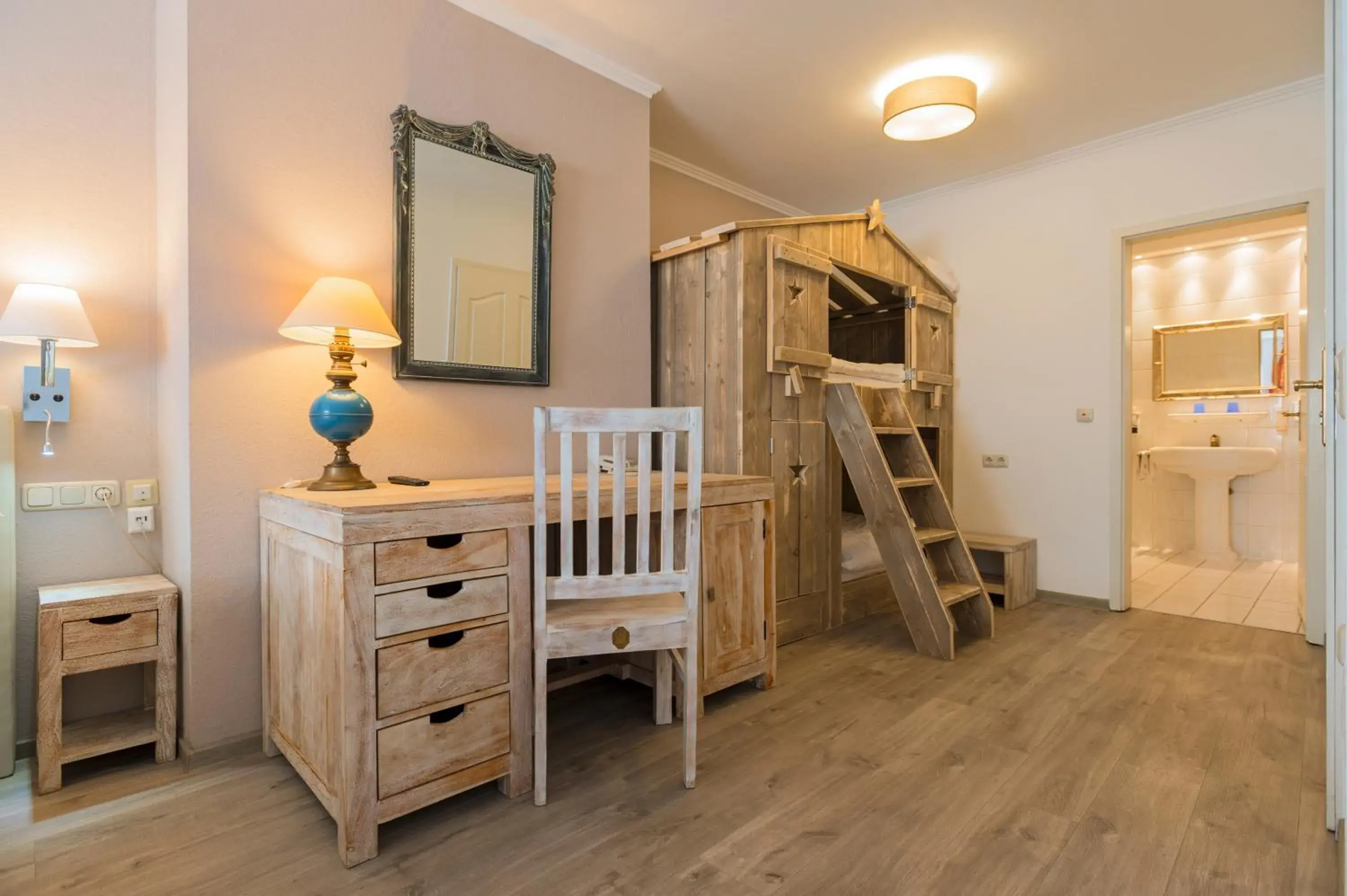 Family Room with Bath in Hotel Koch Schilt Family Room with Bath in Hotel Koch Schilt