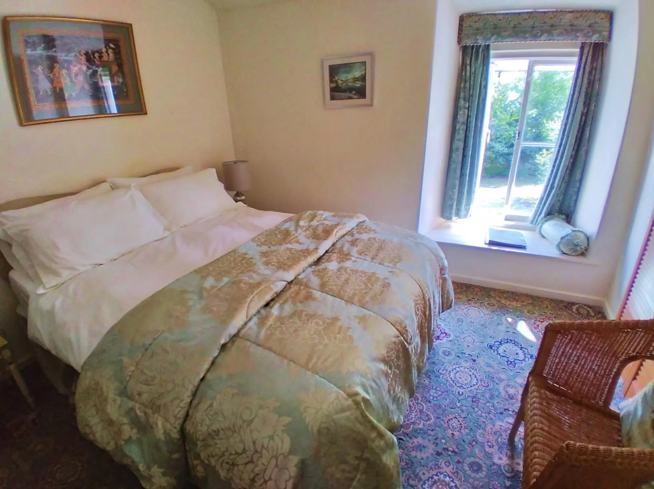 Living room, Bed in Pen-Y-Bont Hotel