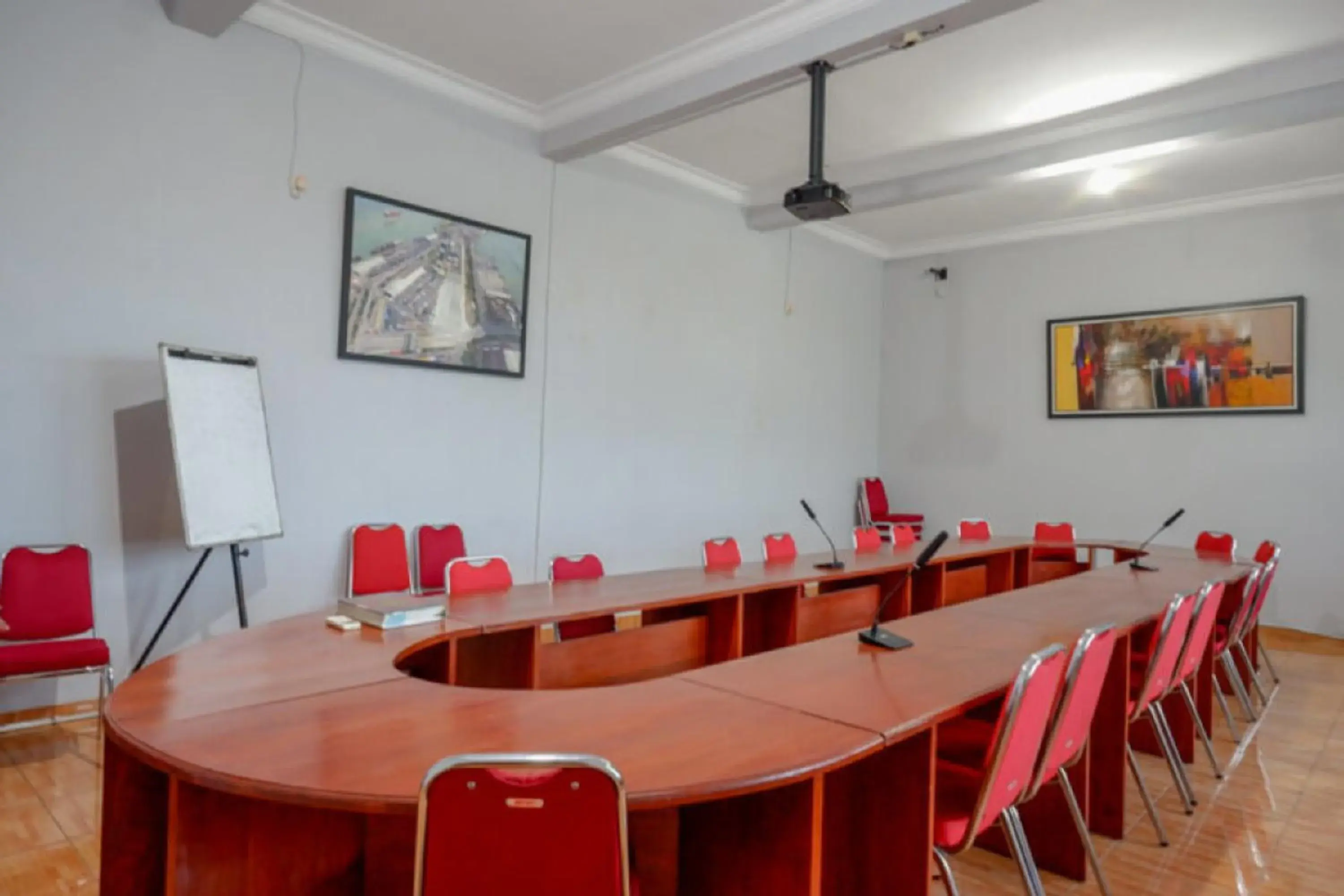 Meeting/conference room in RedDoorz Syariah near Kawasan Sam Poo Kong 2