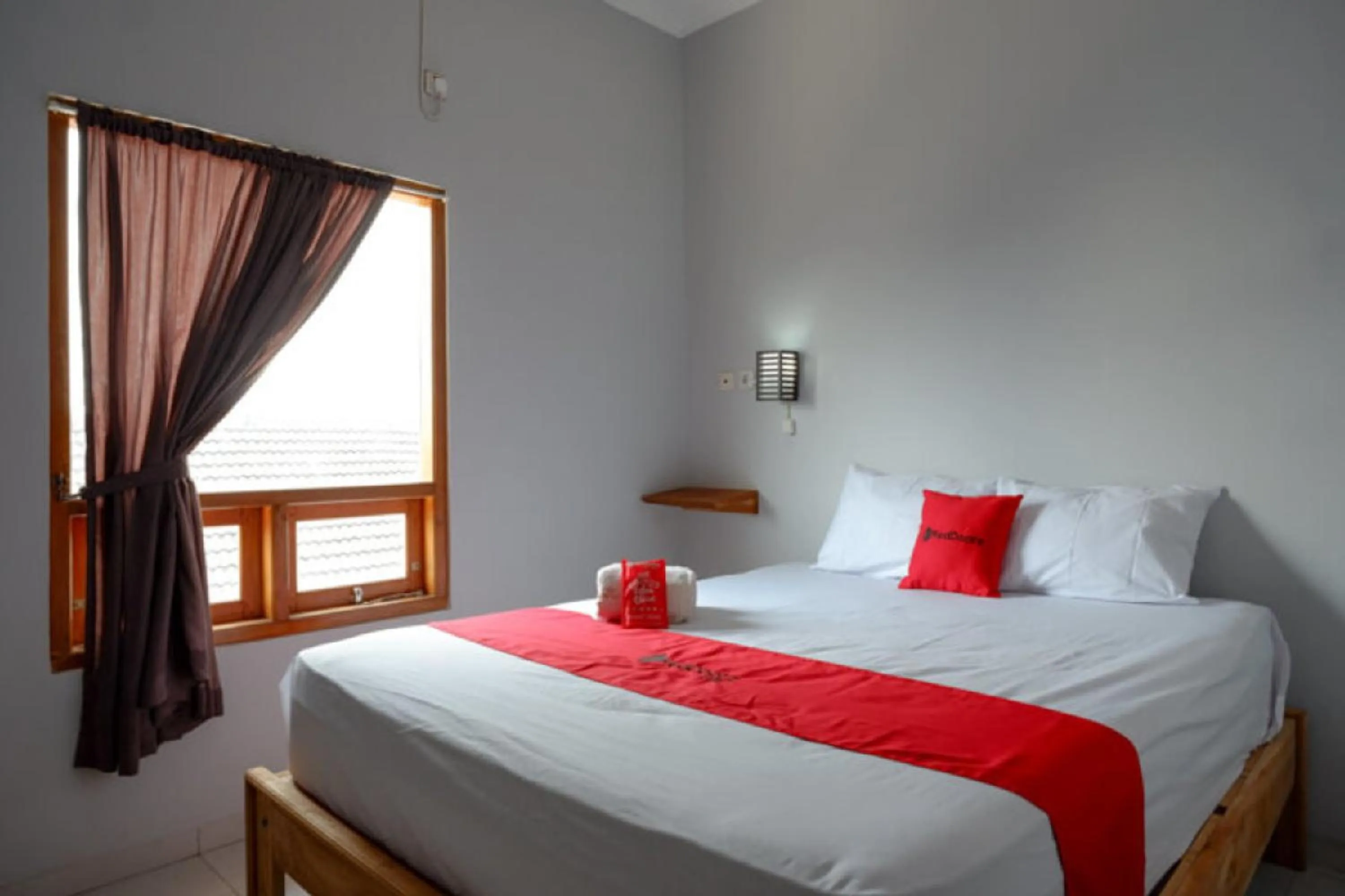 Bedroom, Bed in RedDoorz Syariah near Kawasan Sam Poo Kong 2