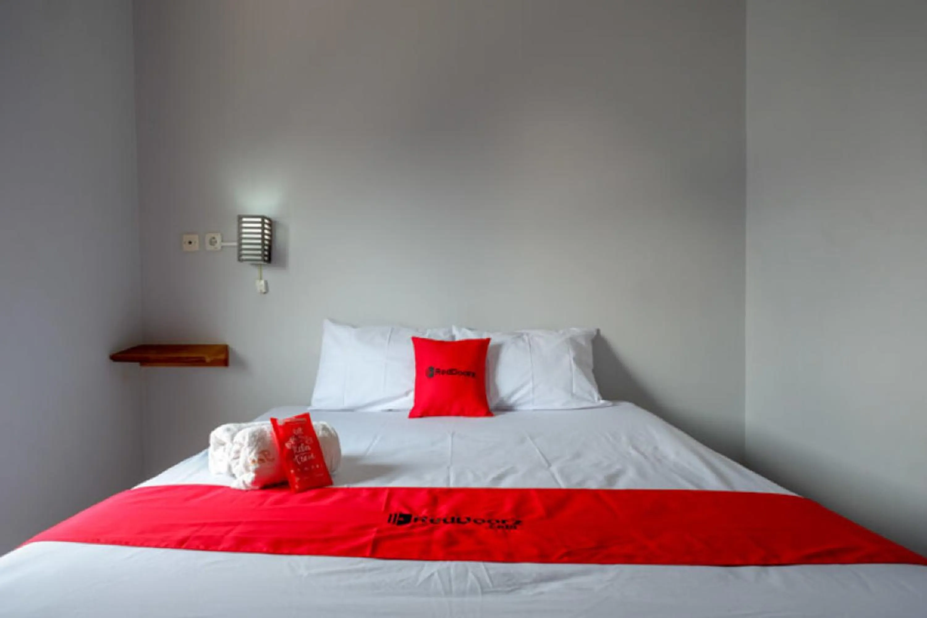 Bedroom, Bed in RedDoorz Syariah near Kawasan Sam Poo Kong 2