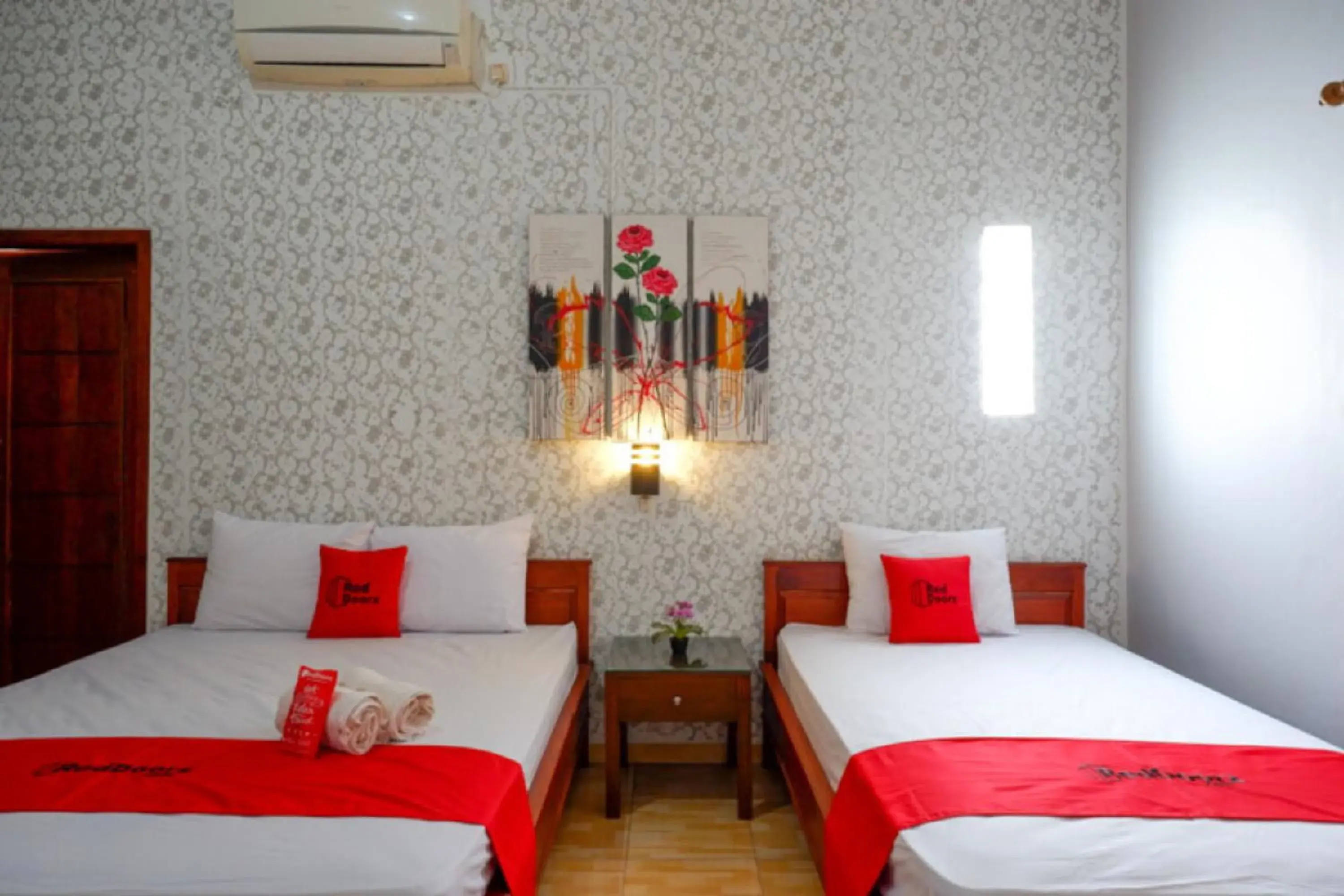 Bedroom, Bed in RedDoorz Syariah near Kawasan Sam Poo Kong 2