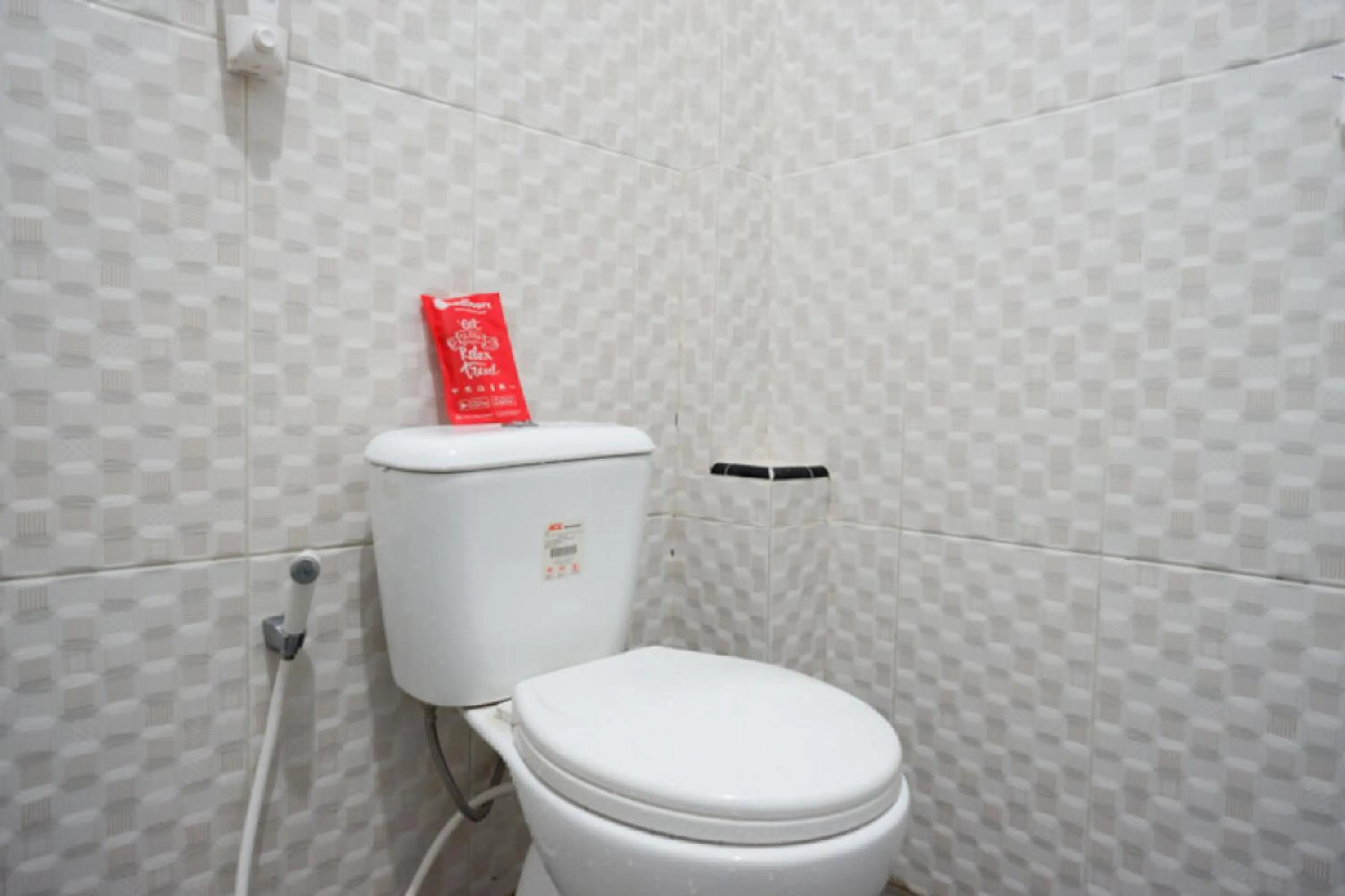 Bathroom in RedDoorz Syariah near Kawasan Sam Poo Kong 2