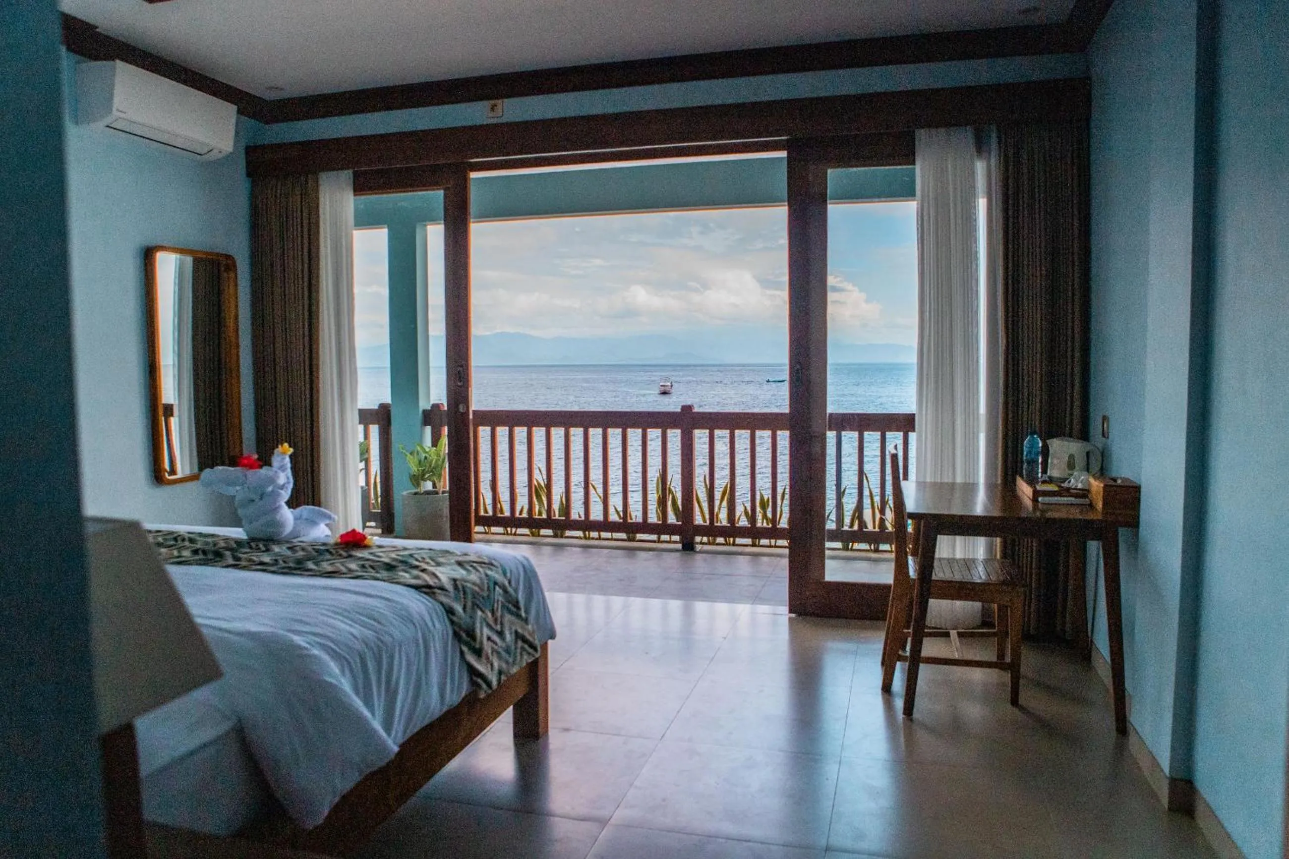 Bed in Blue Harbor Beachfront Villas & Resto