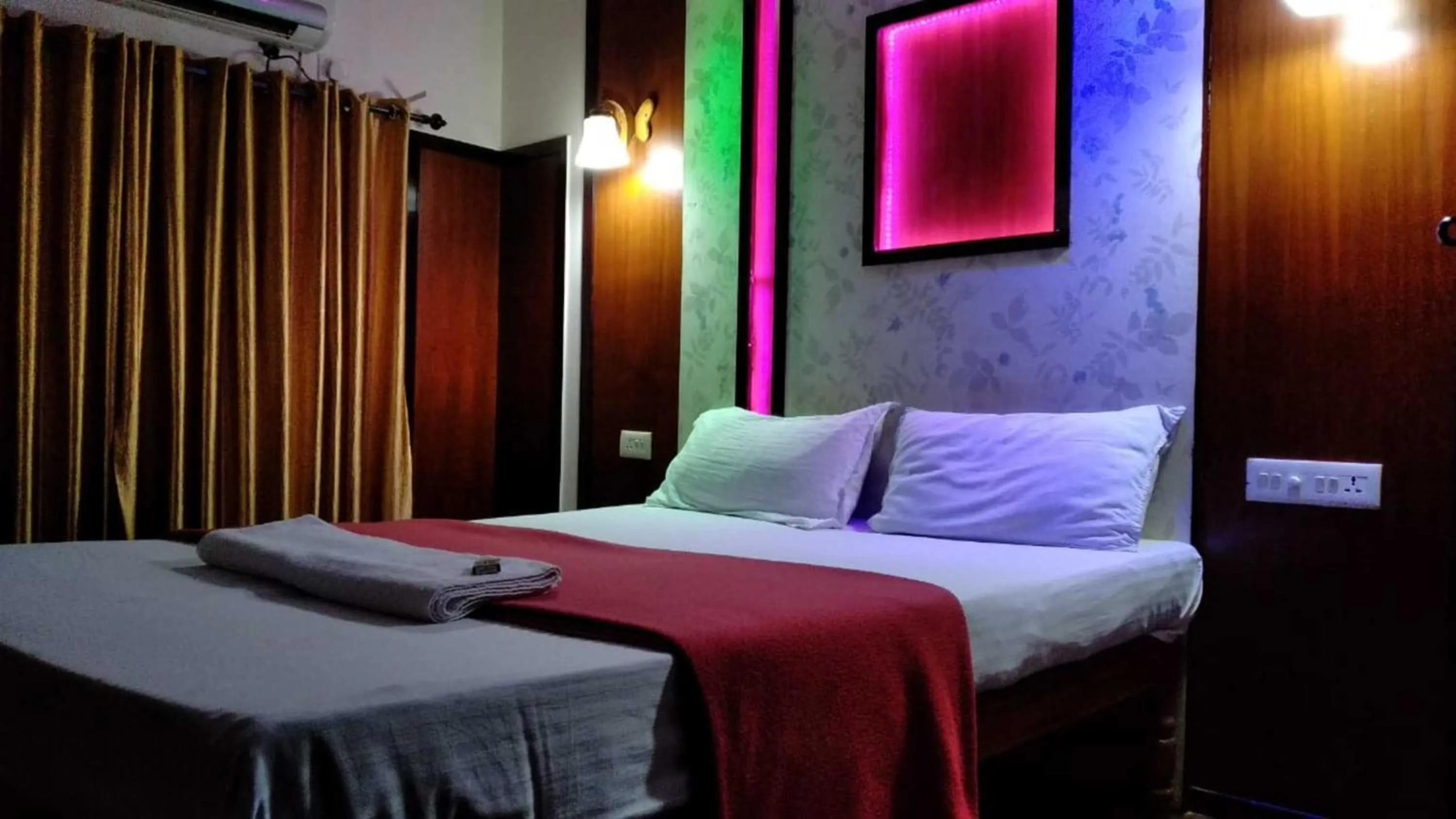 Bedroom, Bed in Cosy Premium Houseboats