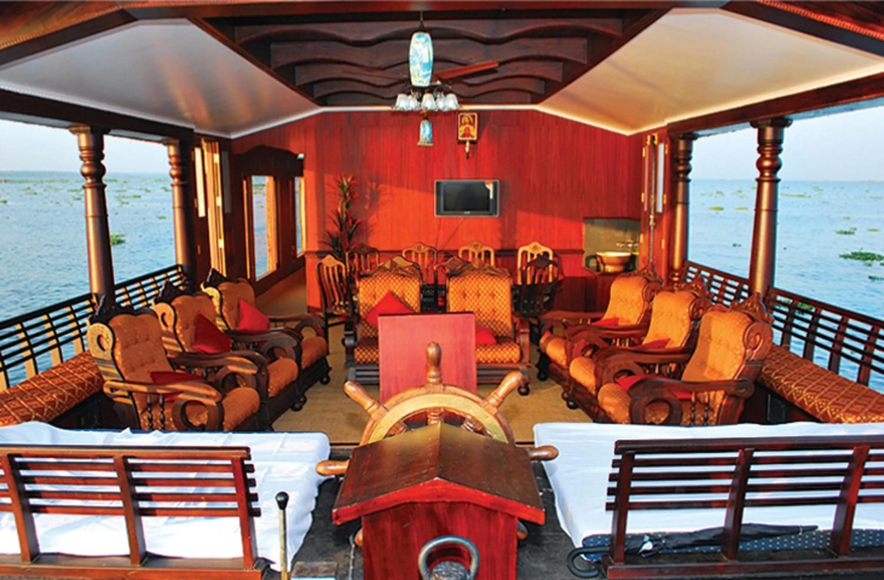 Seating area in Cosy Premium Houseboats