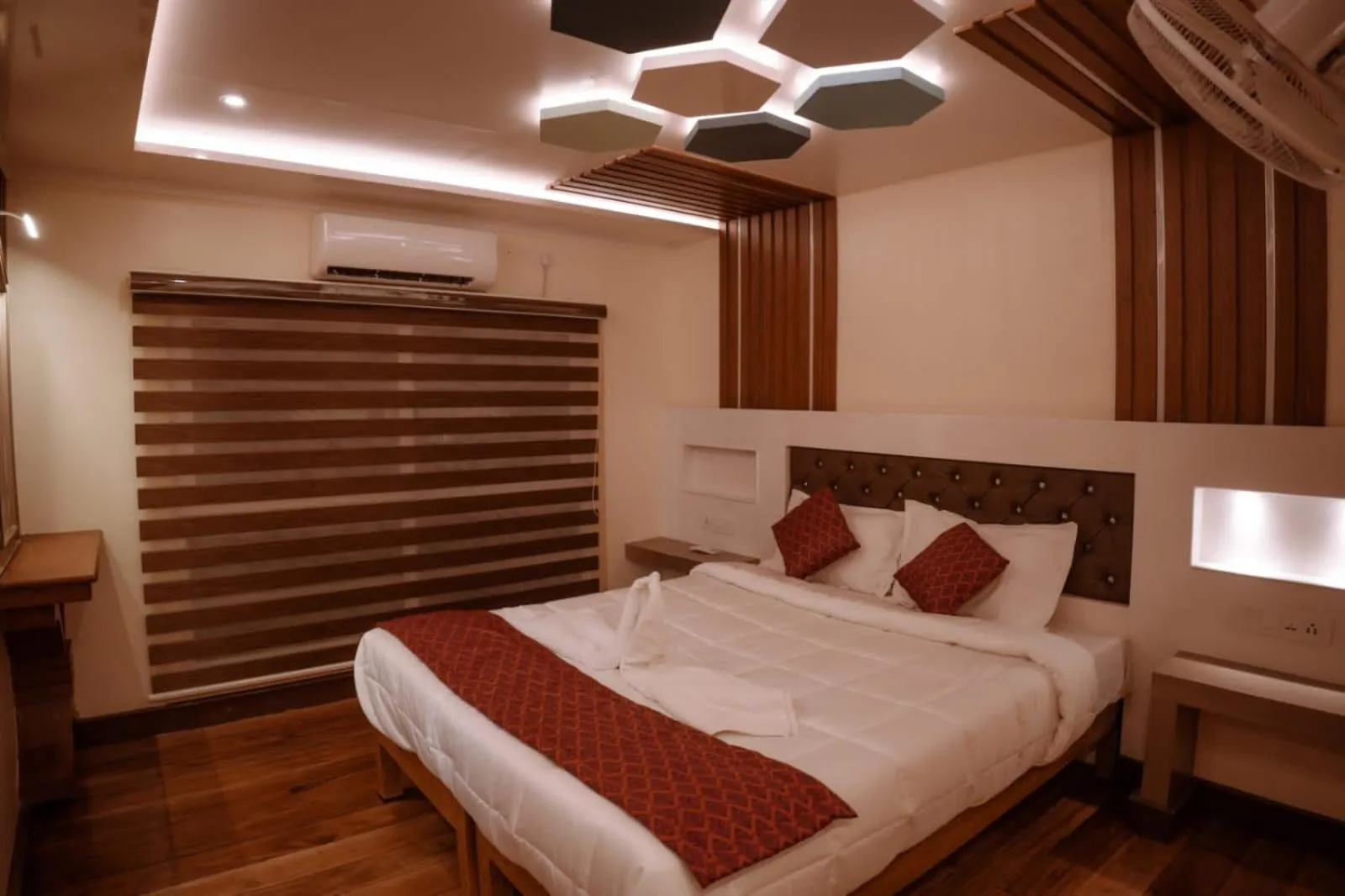 Bedroom, Bed in Cosy Premium Houseboats