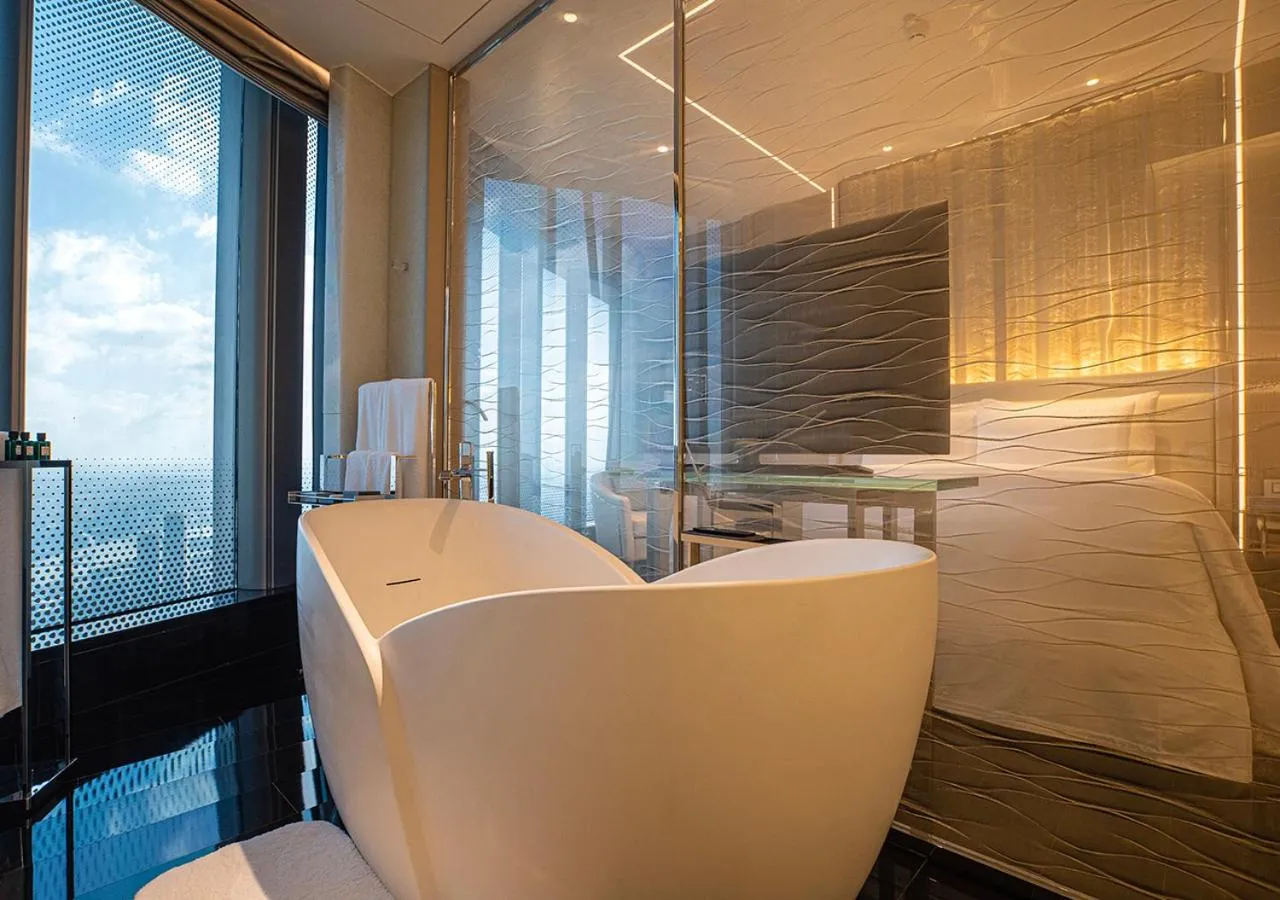 Bath, Bed in J Hotel, Shanghai Tower - Above All Else, Overlooking the Bund