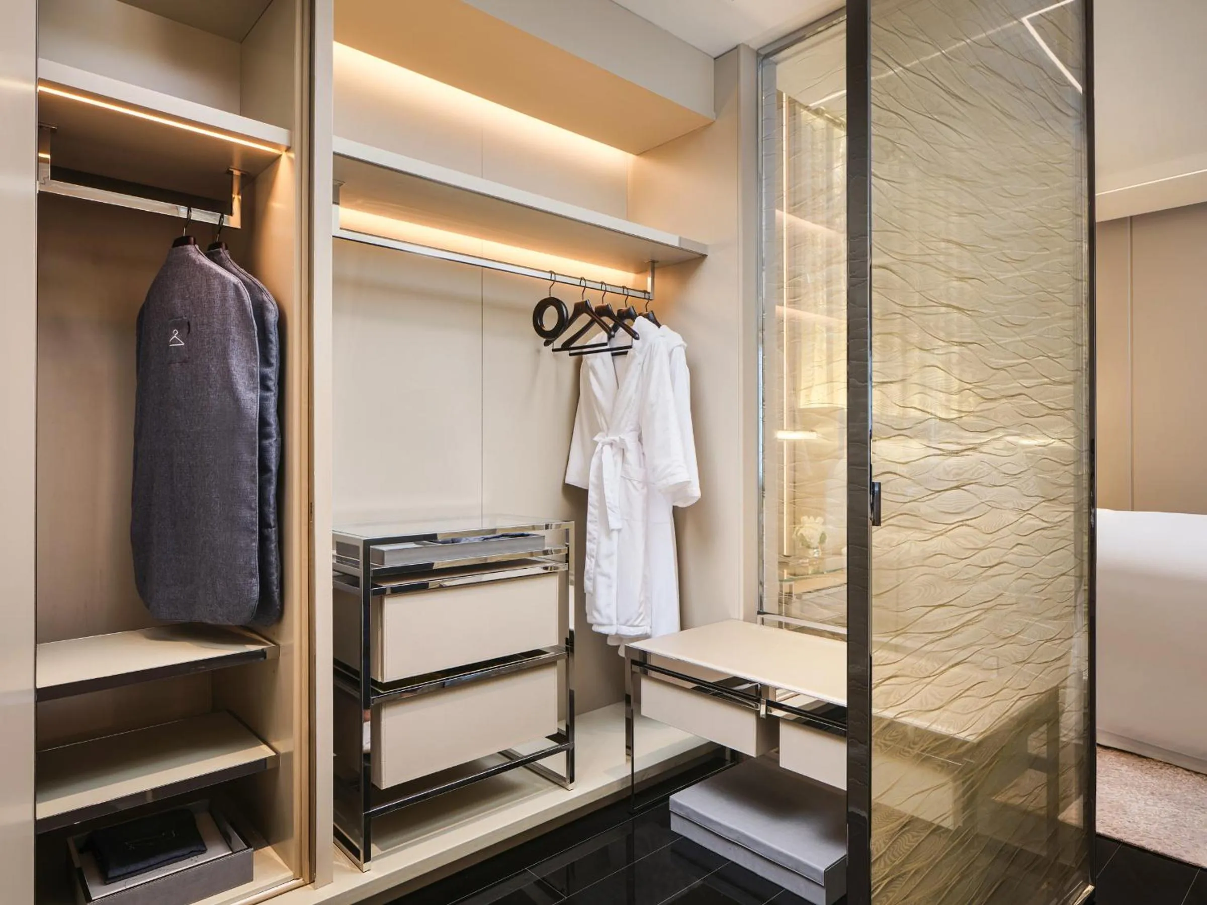 wardrobe in J Hotel, Shanghai Tower - Above All Else, Overlooking the Bund