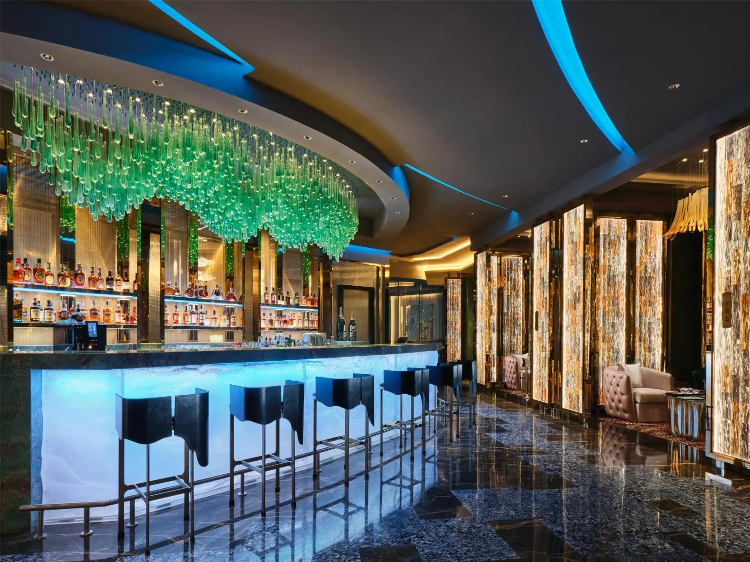 Restaurant/places to eat in J Hotel, Shanghai Tower - Above All Else, Overlooking the Bund Restaurant/places to eat in J Hotel, Shanghai Tower - Above All Else, Overlooking the Bund