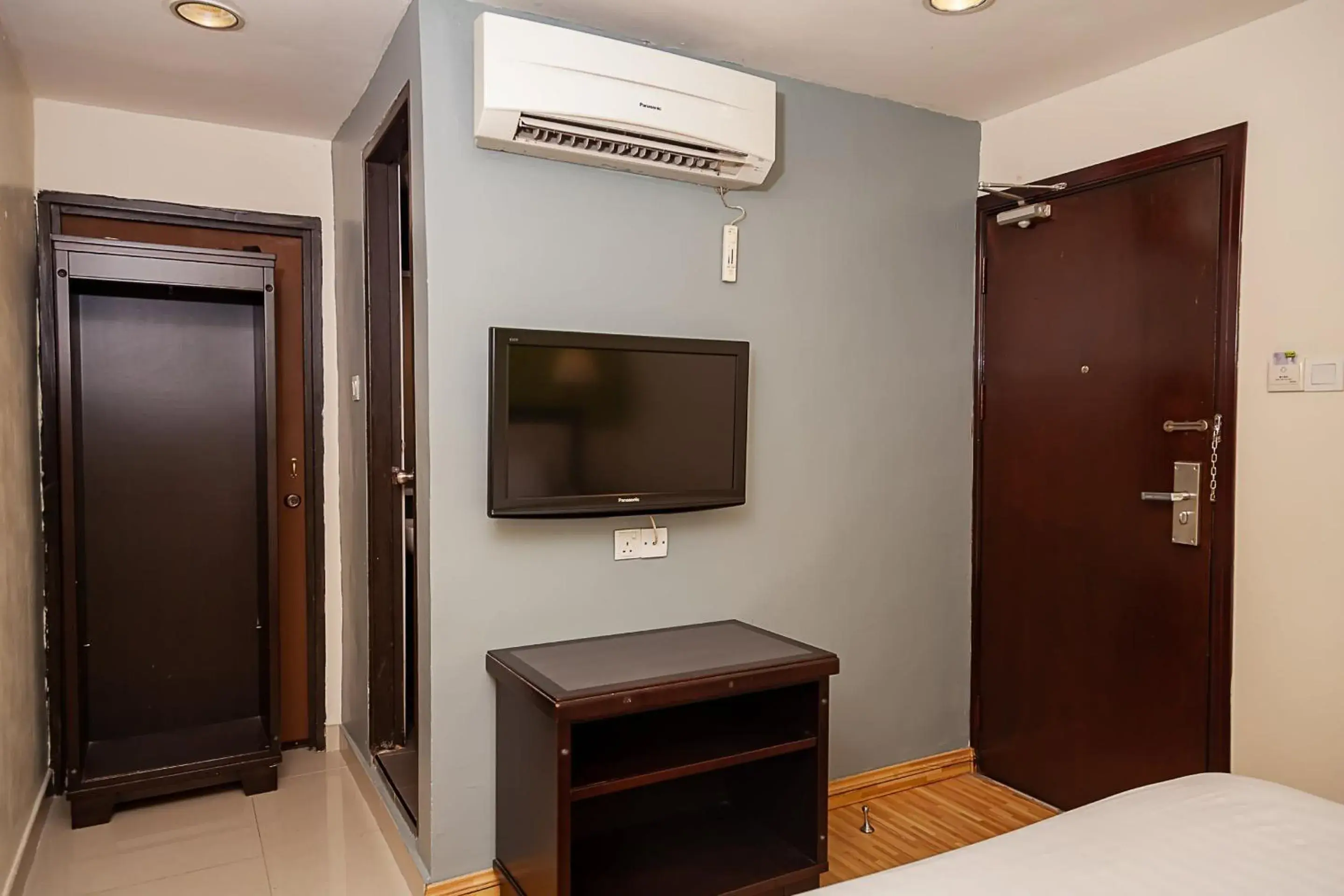 Bedroom, TV/Entertainment Center in Super OYO 90055 Mansion Inn