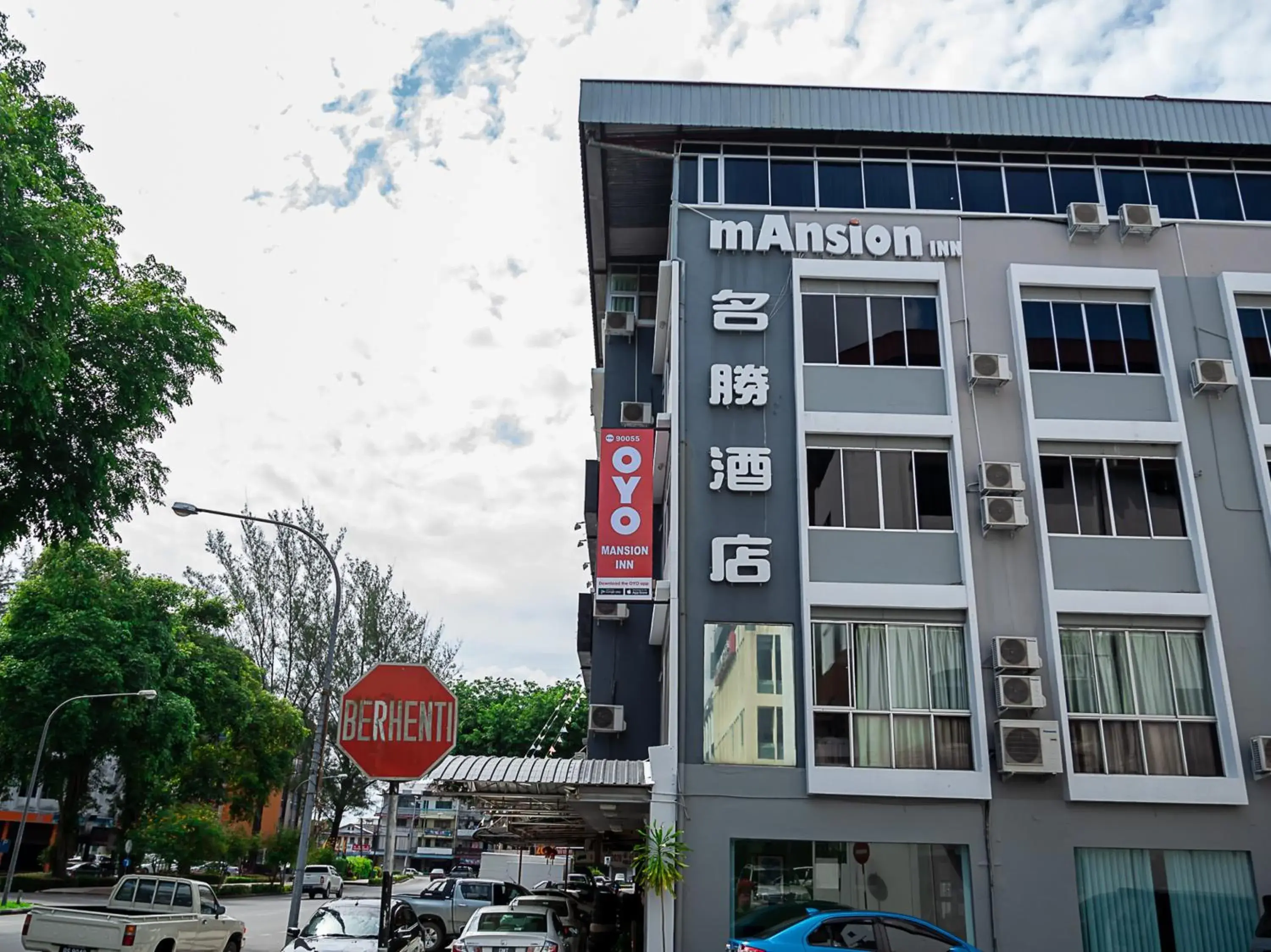 Facade/entrance, Property Building in Super OYO 90055 Mansion Inn