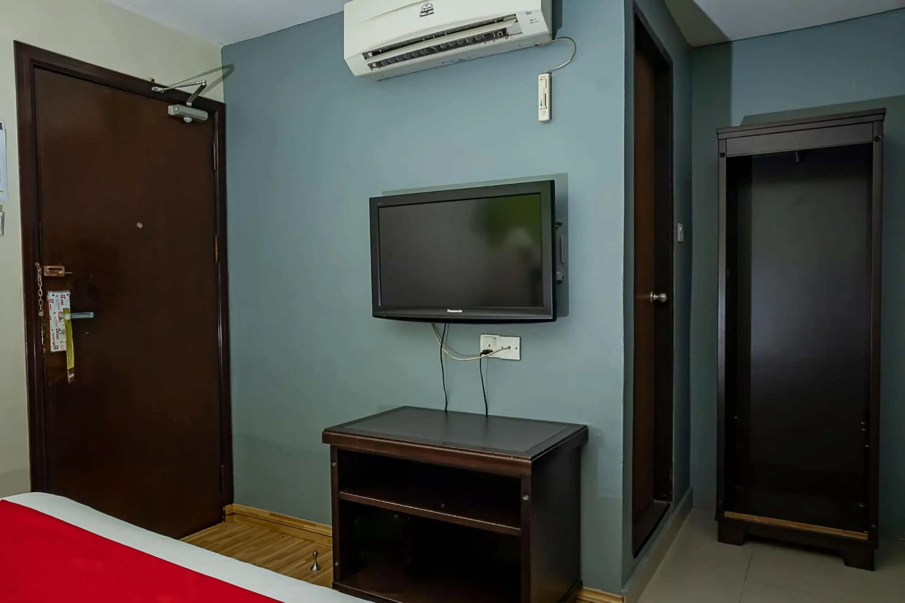 Bedroom, TV/Entertainment Center in Super OYO 90055 Mansion Inn