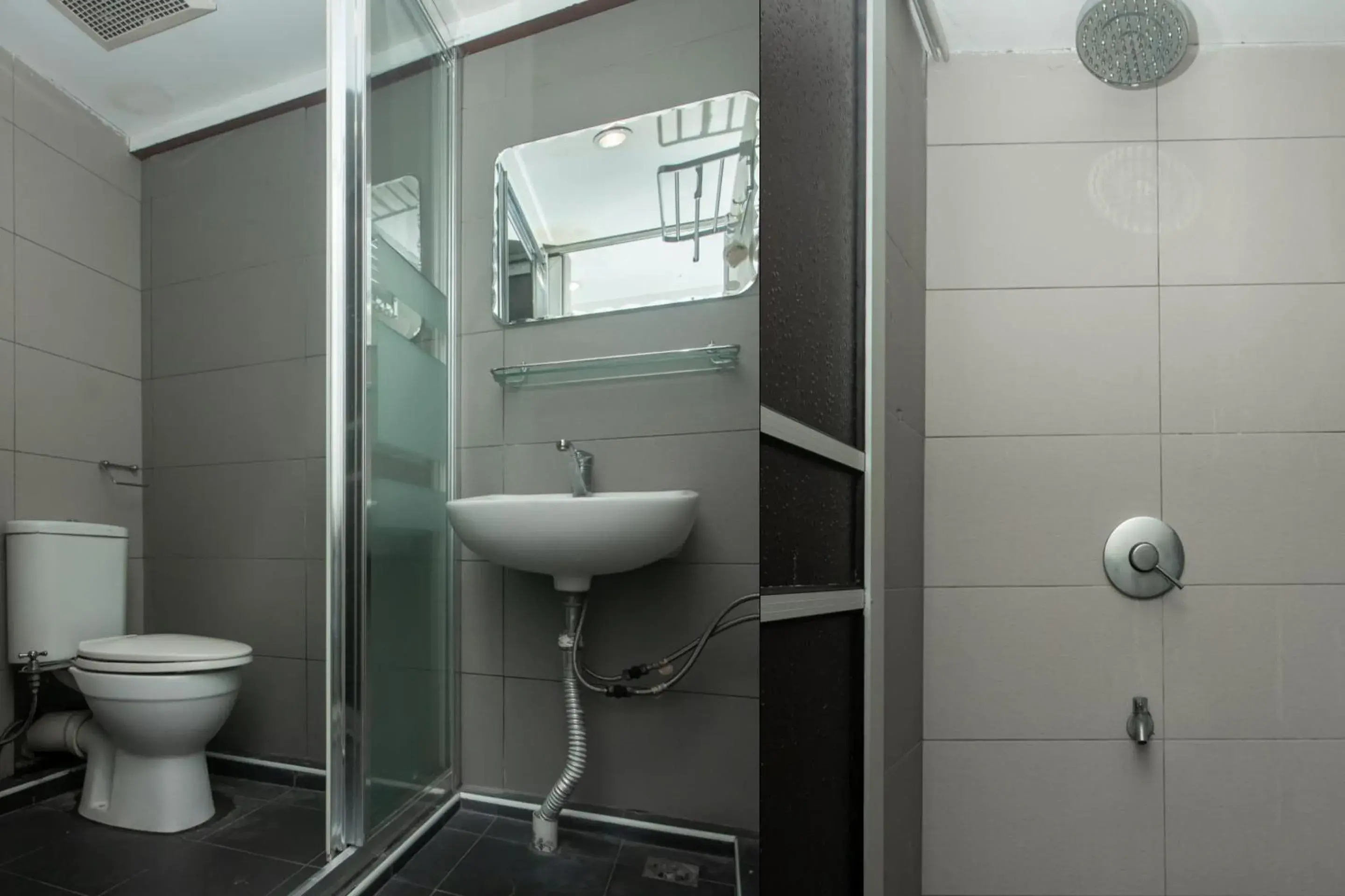 Bathroom in Super OYO 90055 Mansion Inn