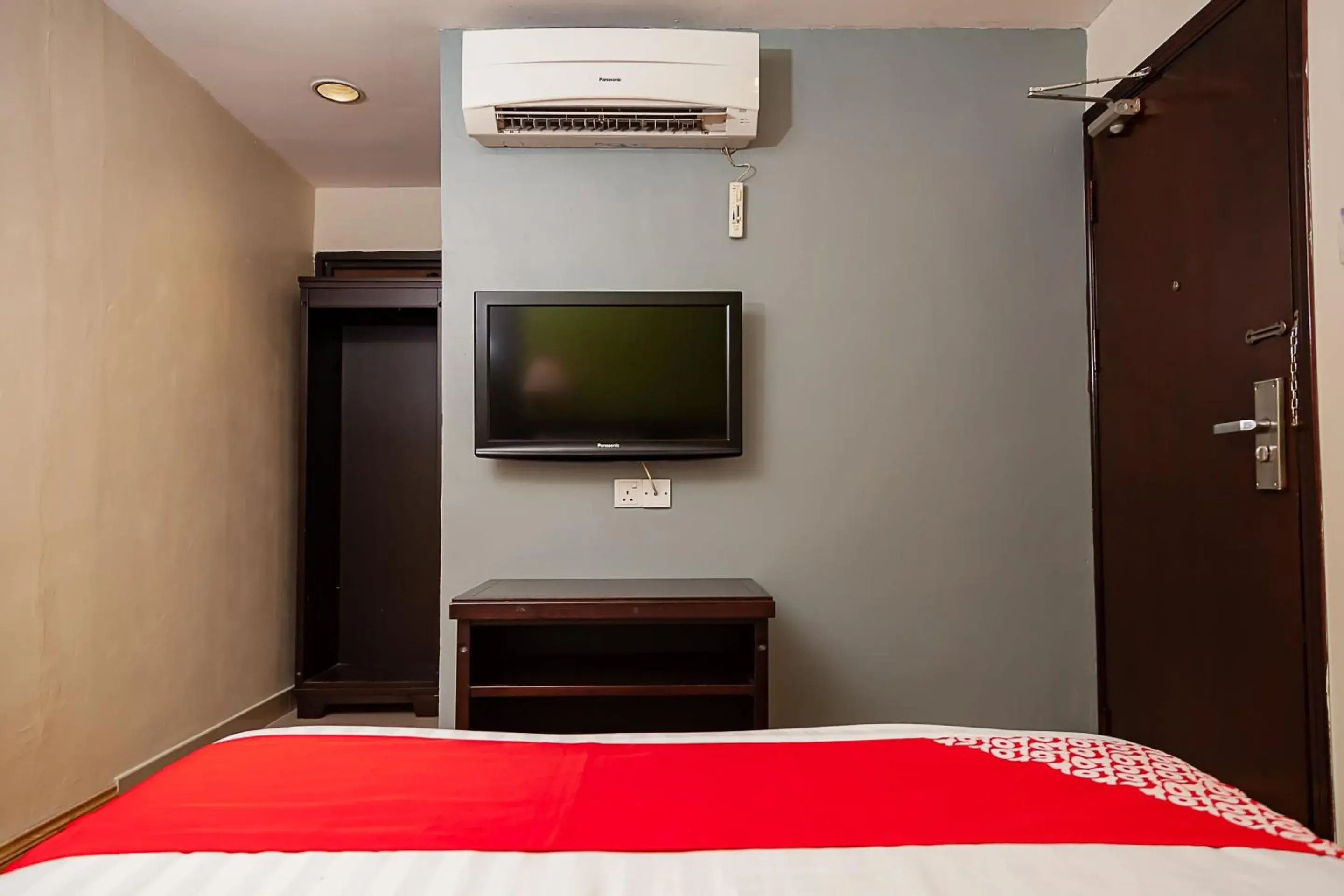 Bedroom, TV/Entertainment Center in Super OYO 90055 Mansion Inn
