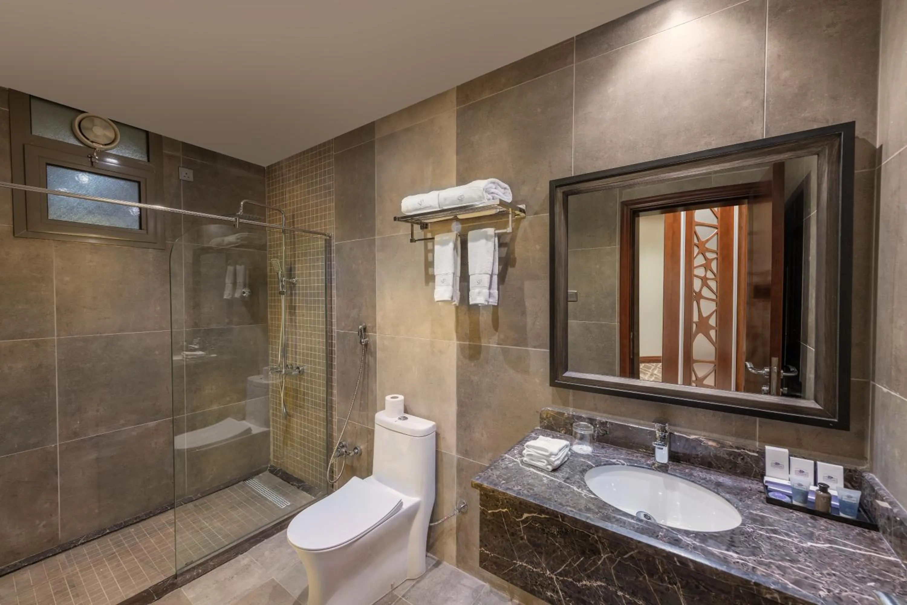 Shower in Sarwat Park Hotel