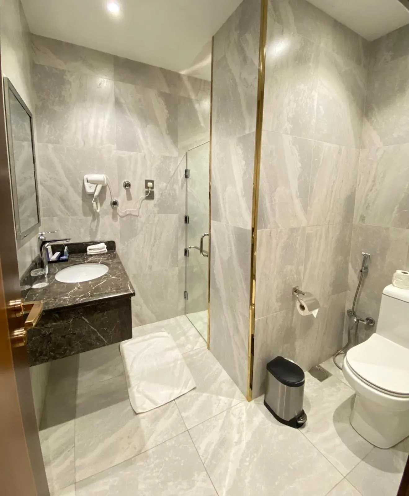 Shower in Sarwat Park Hotel