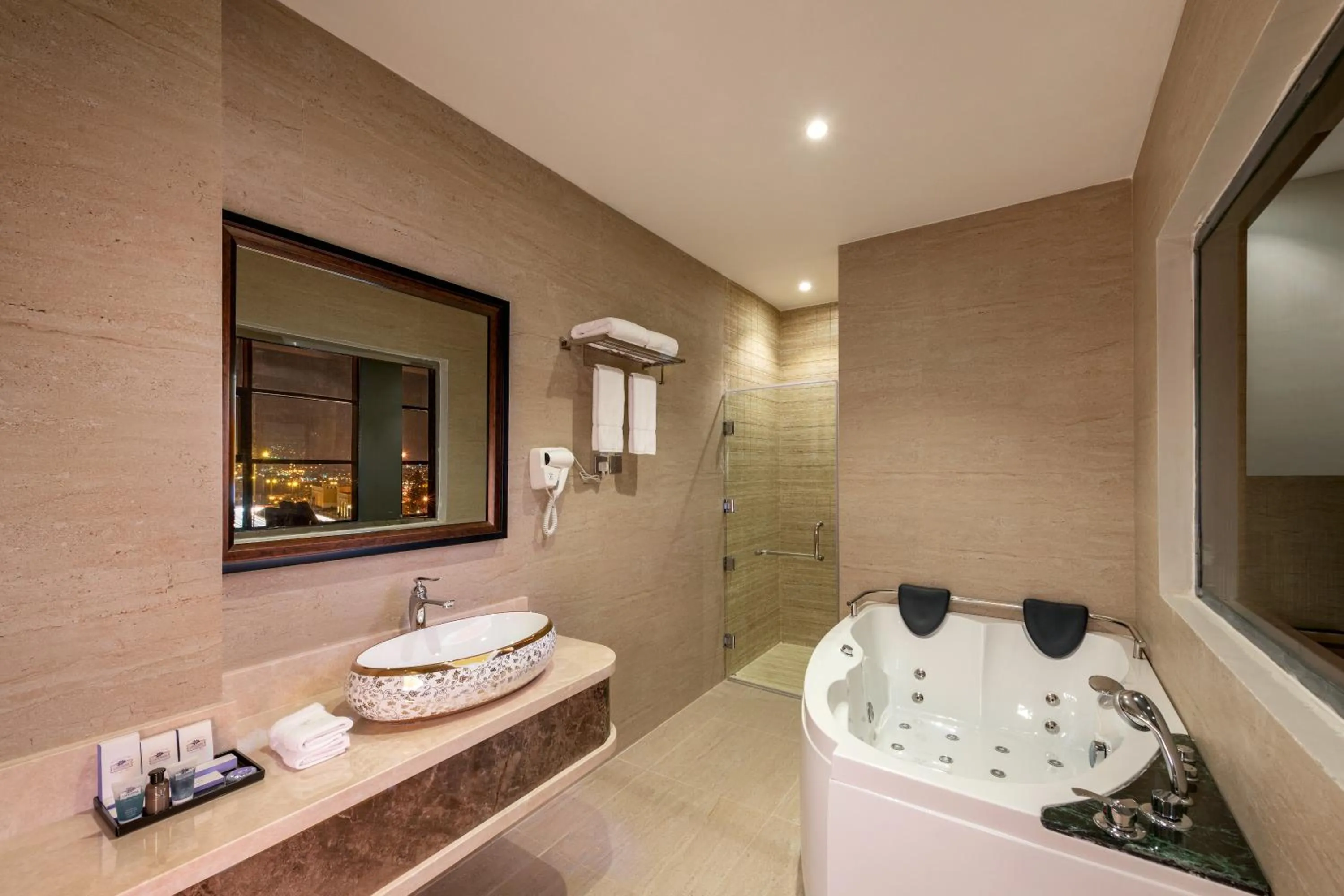 Hot Tub in Sarwat Park Hotel