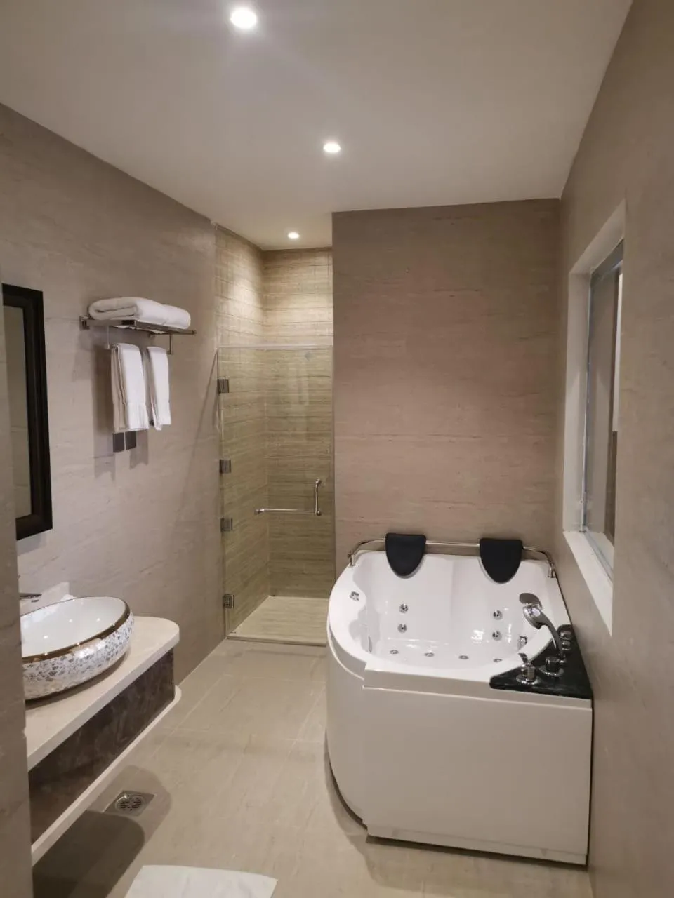 Toilet, Bed in Sarwat Park Hotel