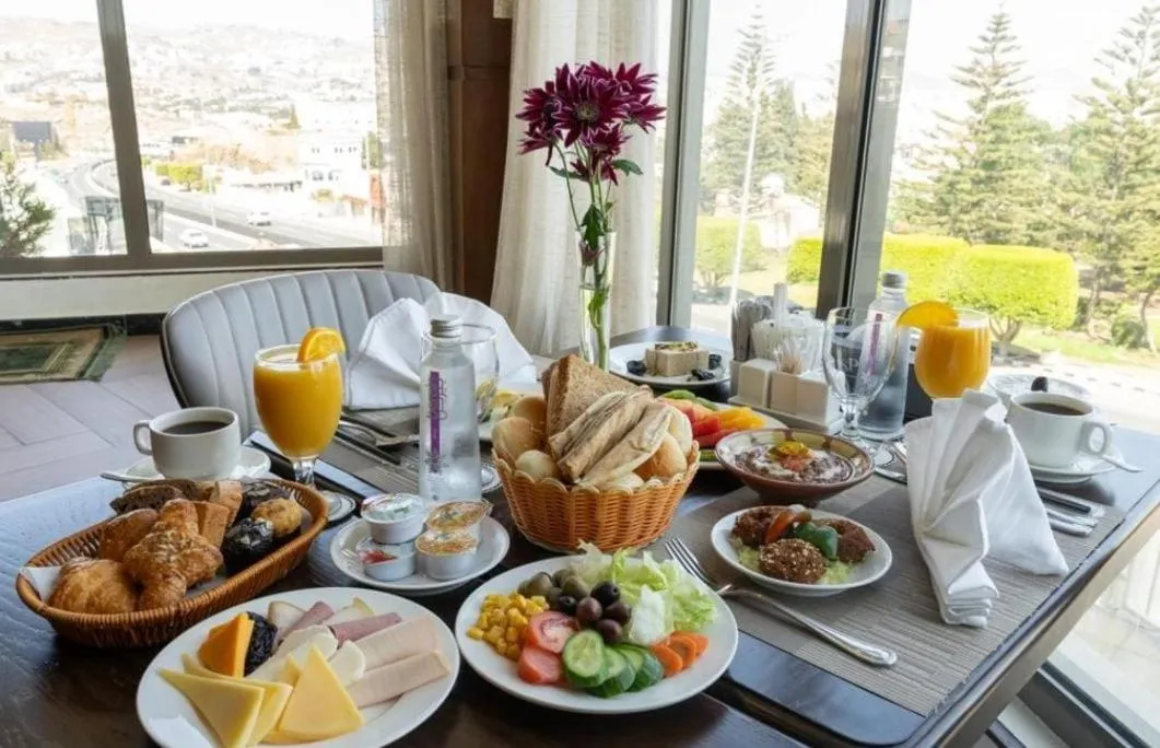 Food and drinks in Sarwat Park Hotel