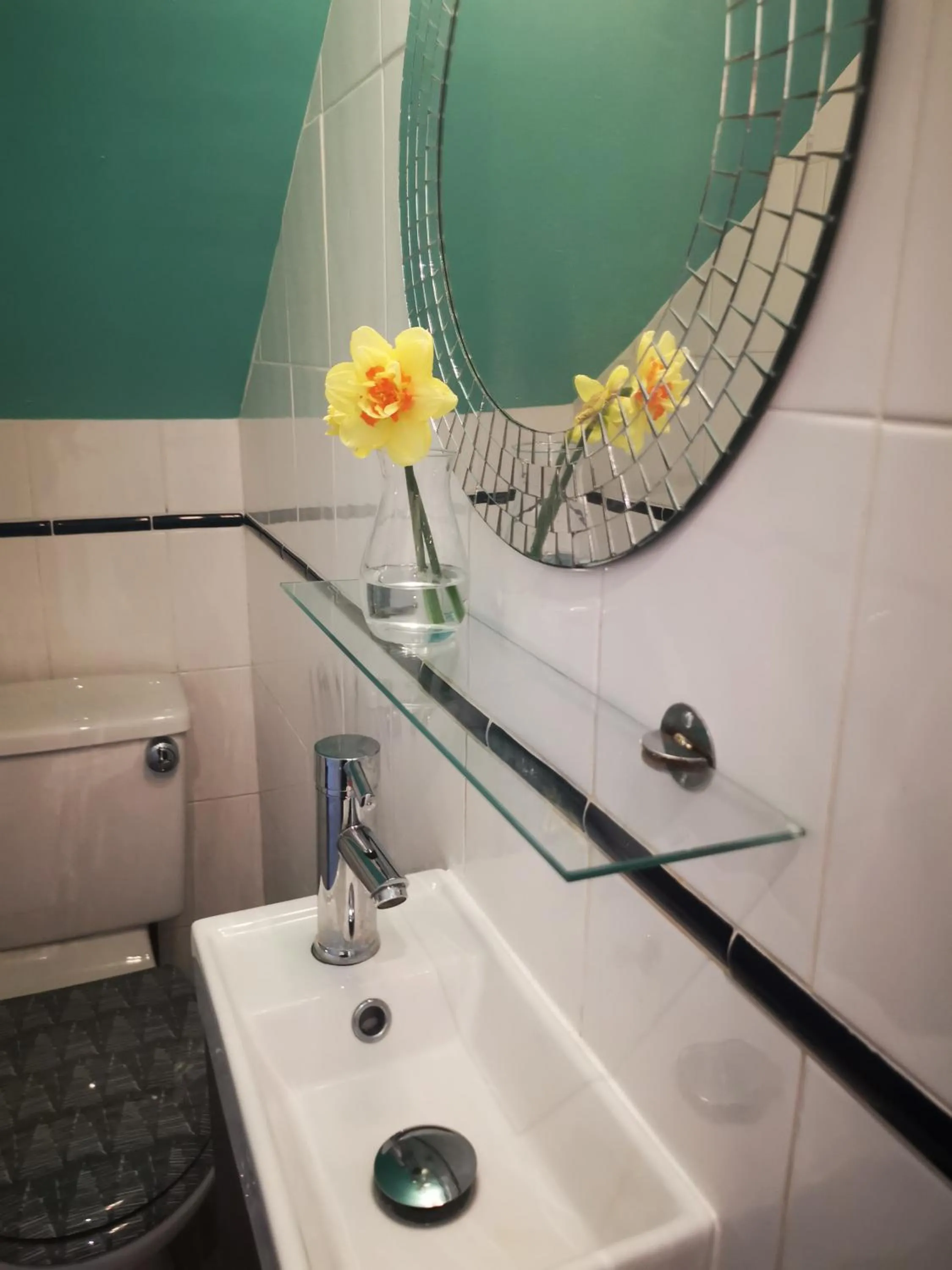 Standard Twin Room with Garden View in The Seafront Inn Holyhead