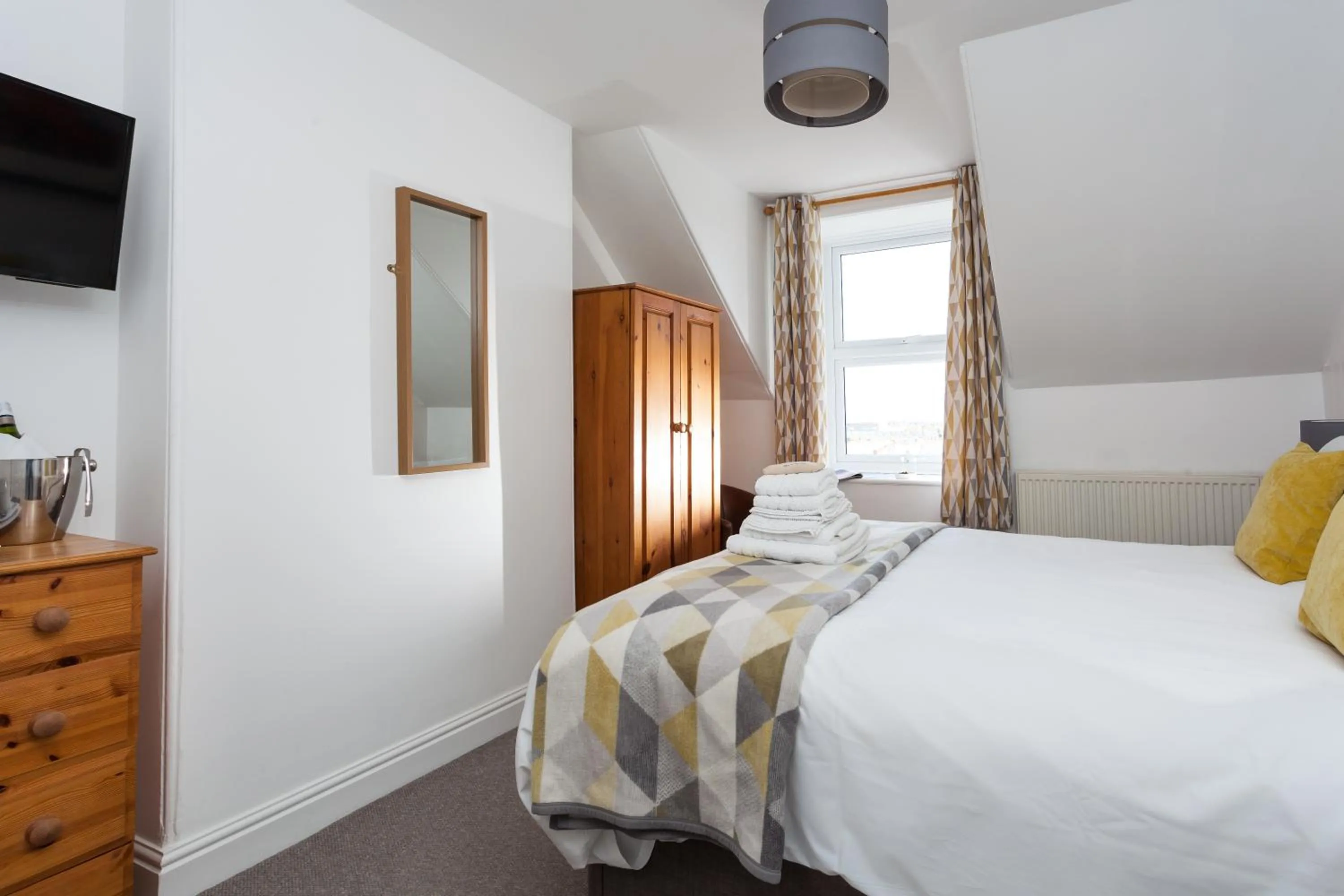 Photo of the whole room, Bed in The Olive Branch