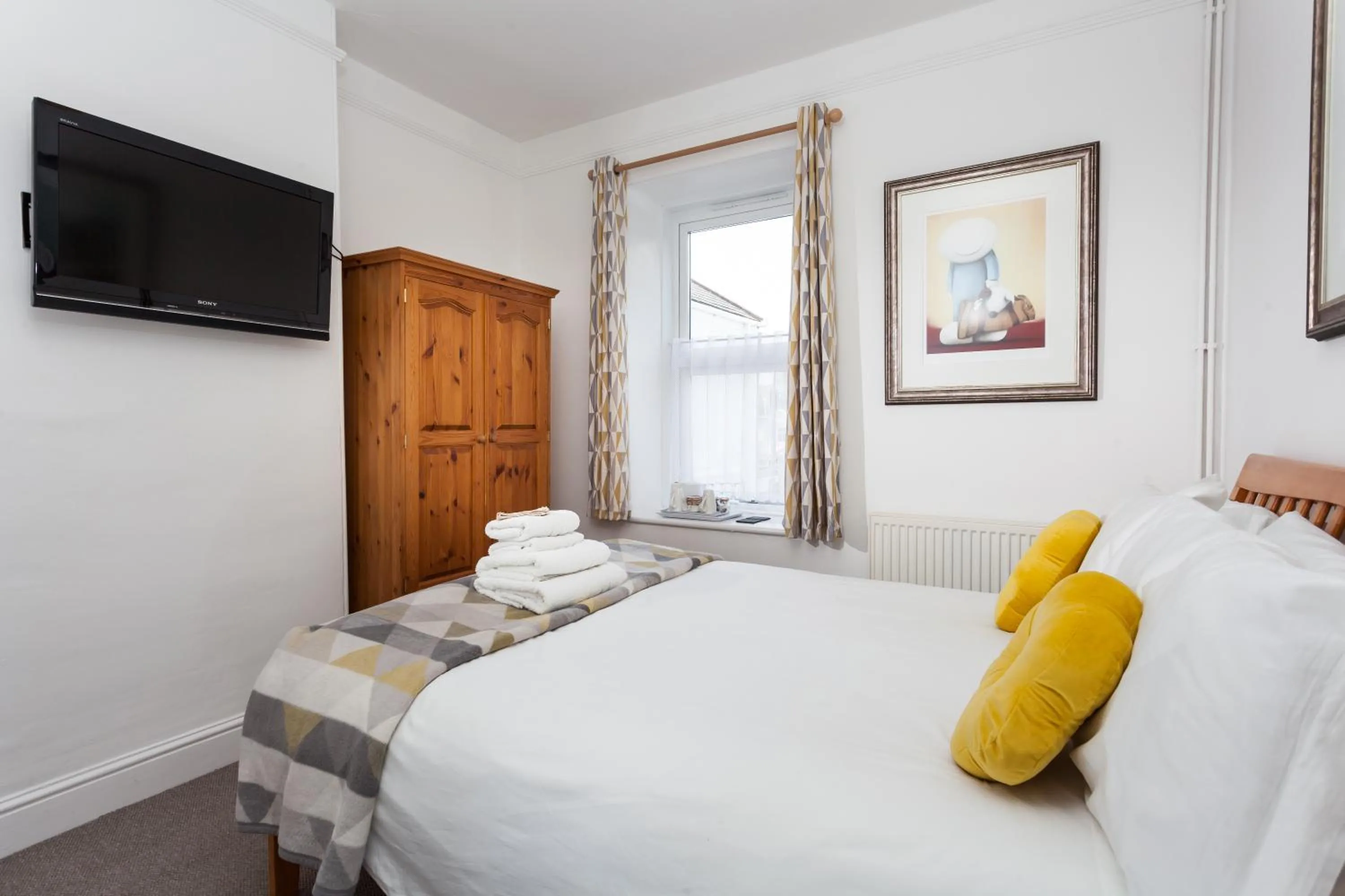 wardrobe, Bed in The Olive Branch