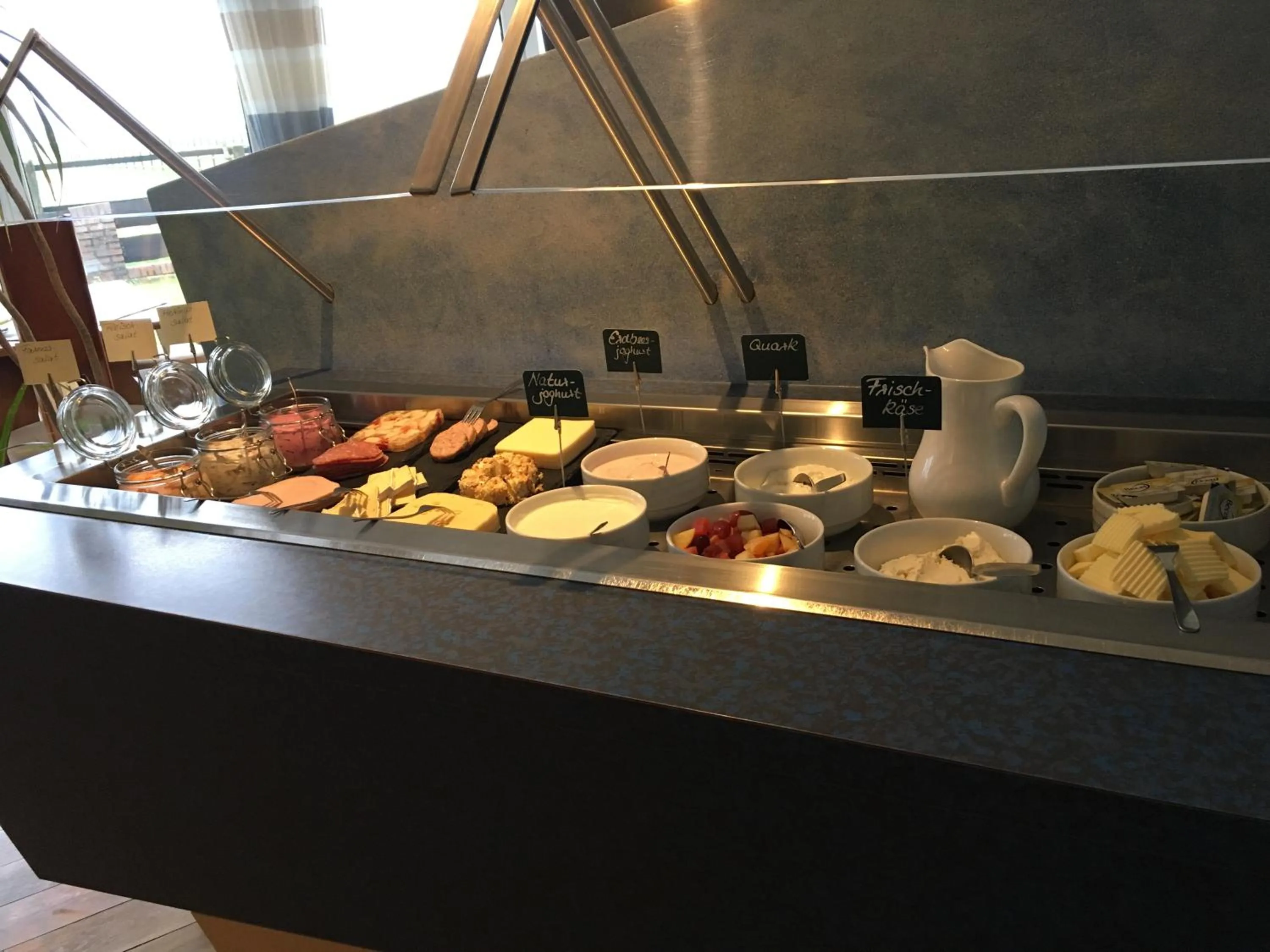 Buffet breakfast in Hotel Nige Hus