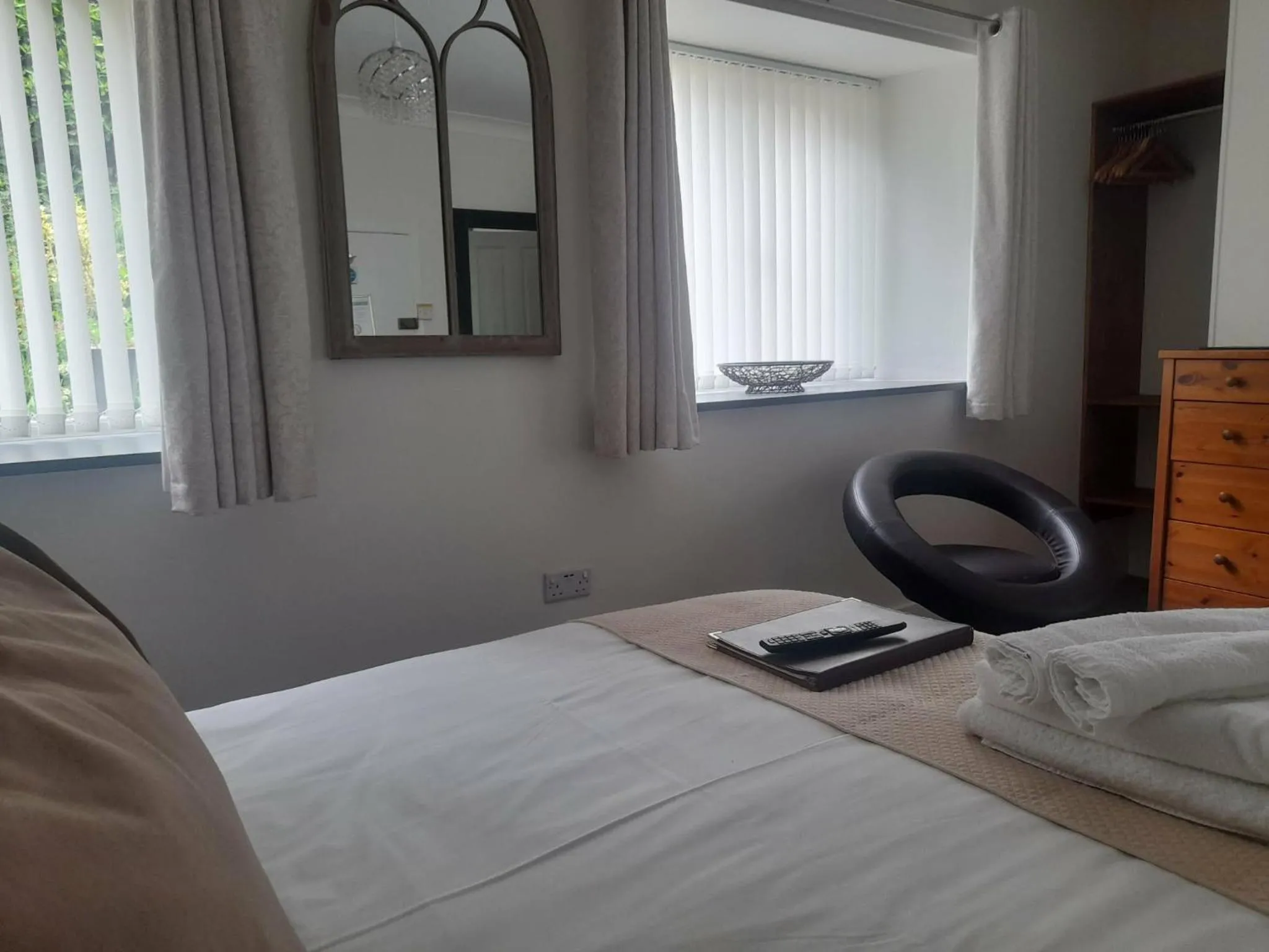 Bedroom, Bed in Thurlestone House