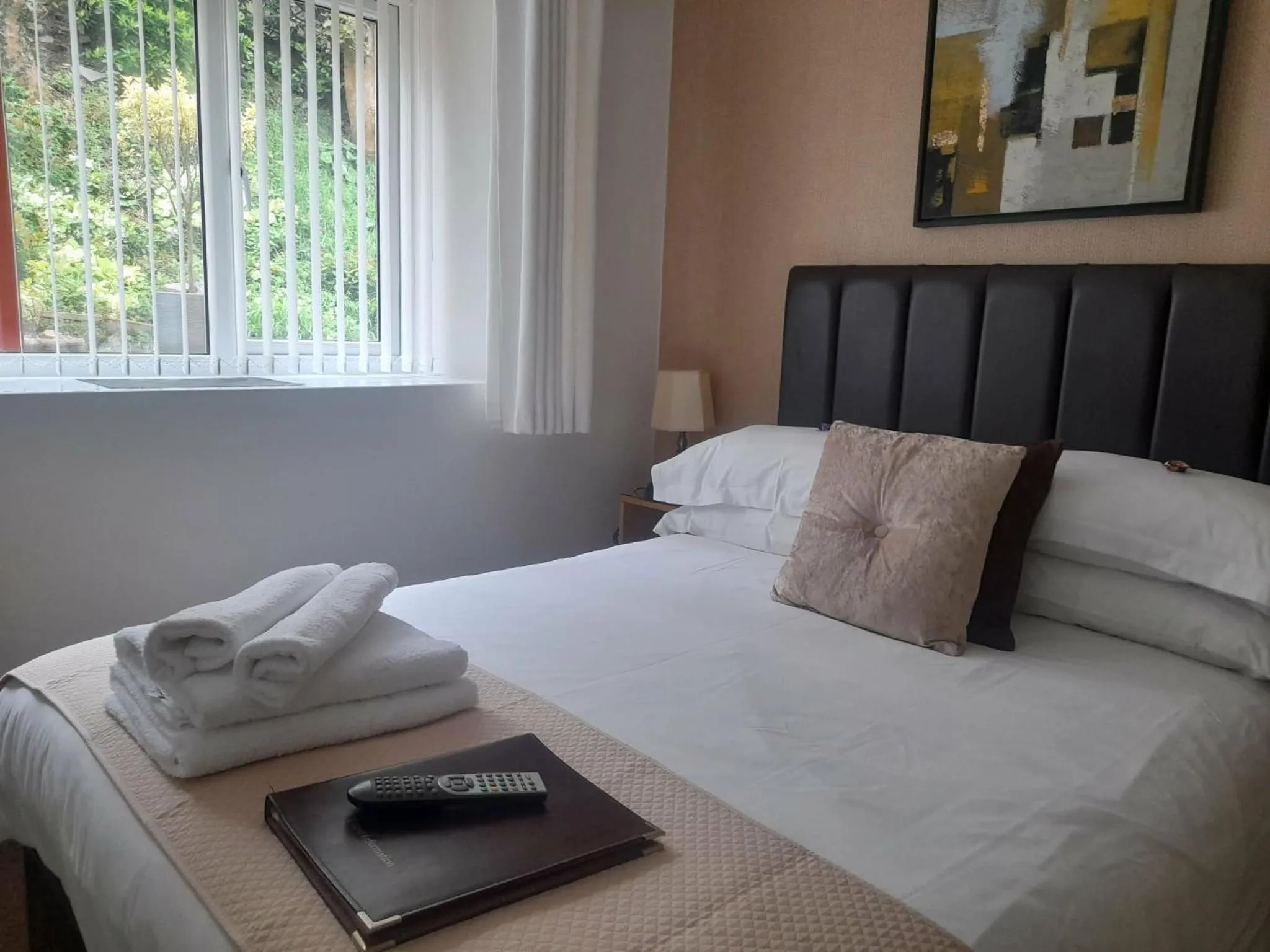 Bedroom, Bed in Thurlestone House