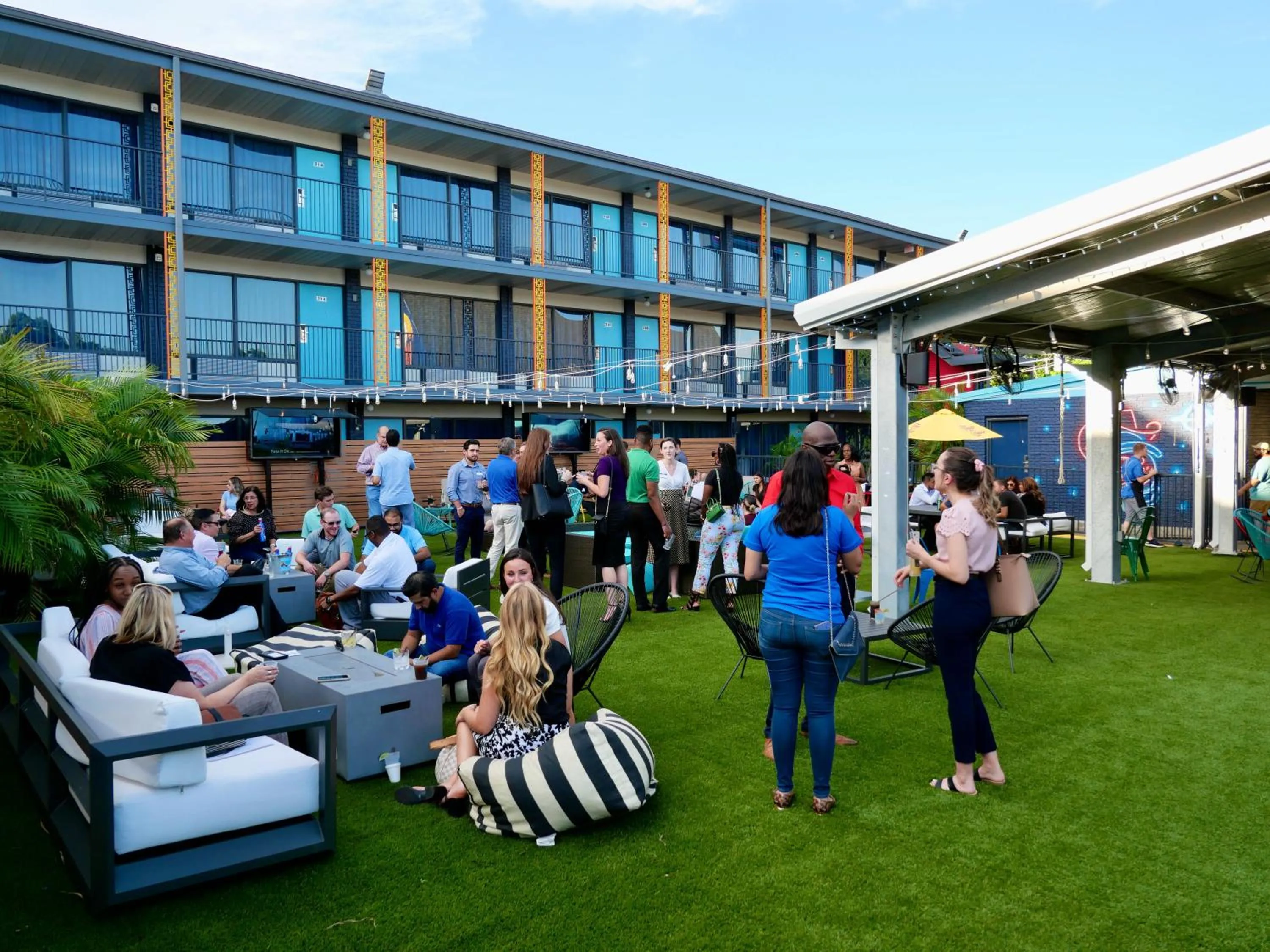 People in Heights House Hotel - Houston Heights Downtown, an Ascend Collection Hotel