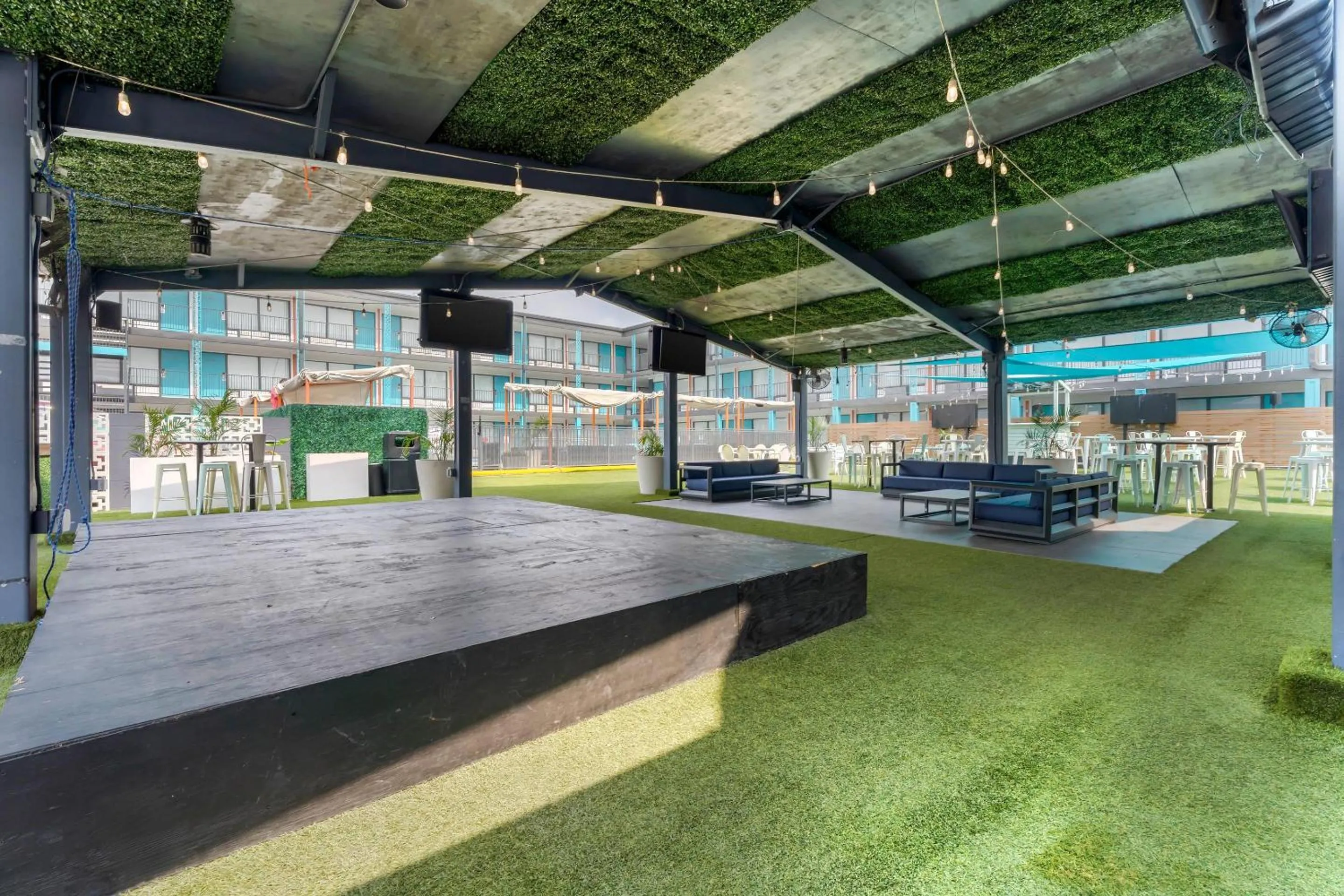 Swimming pool in Heights House Hotel - Houston Heights Downtown, an Ascend Collection Hotel