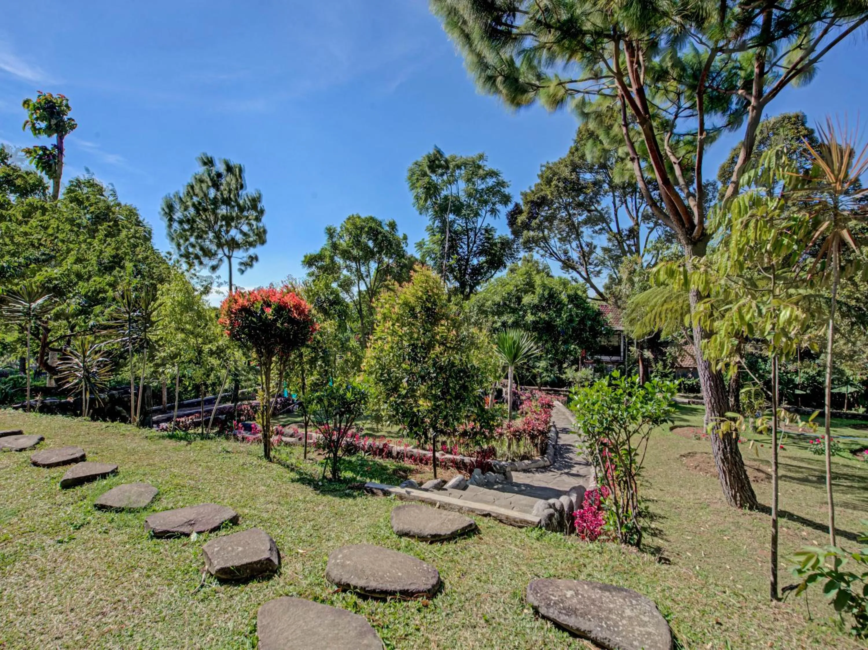 Facade/entrance in Hotel O Villa Inn App Trawas Bintaro Syariah