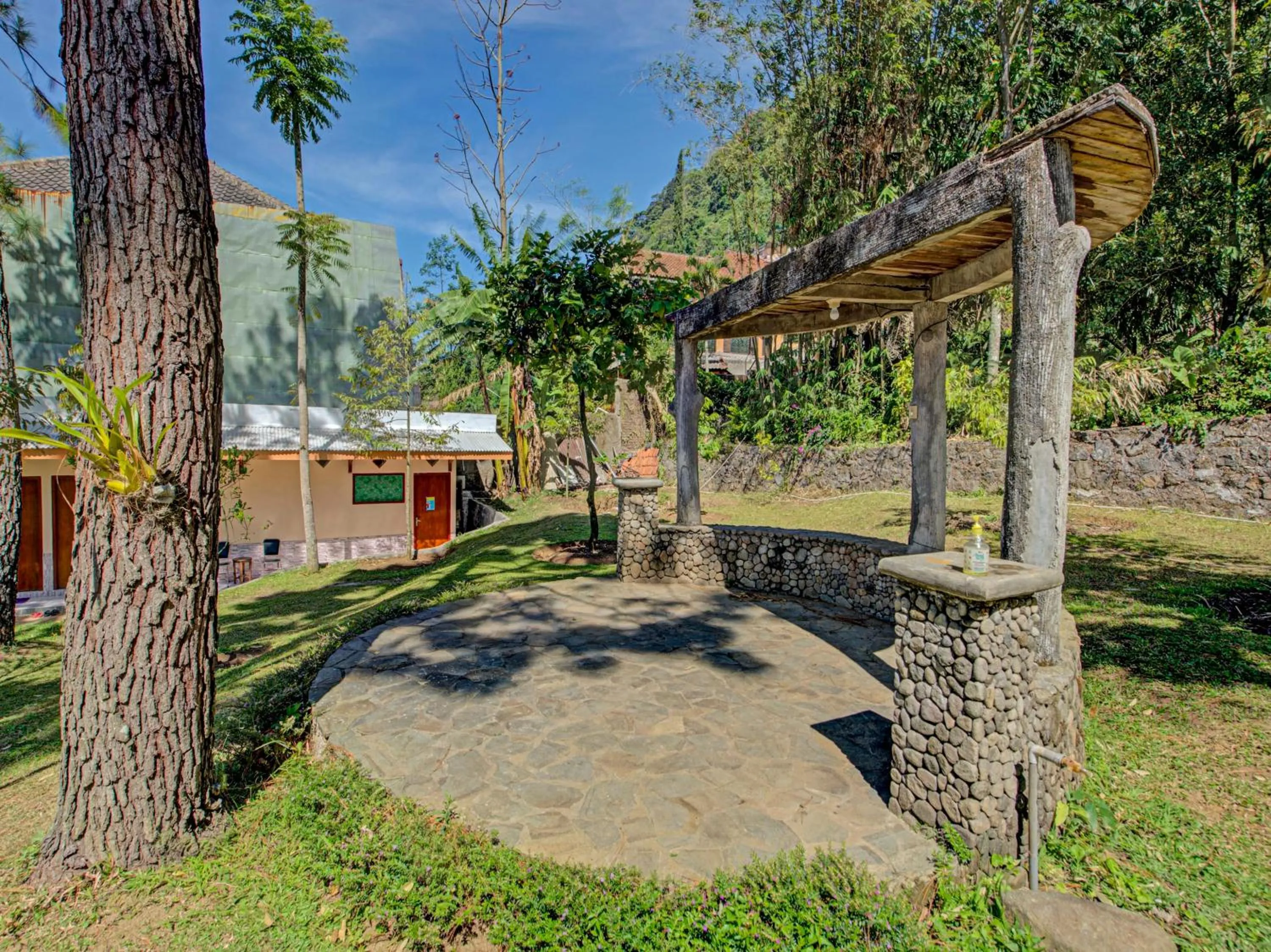 Garden in Hotel O Villa Inn App Trawas Bintaro Syariah