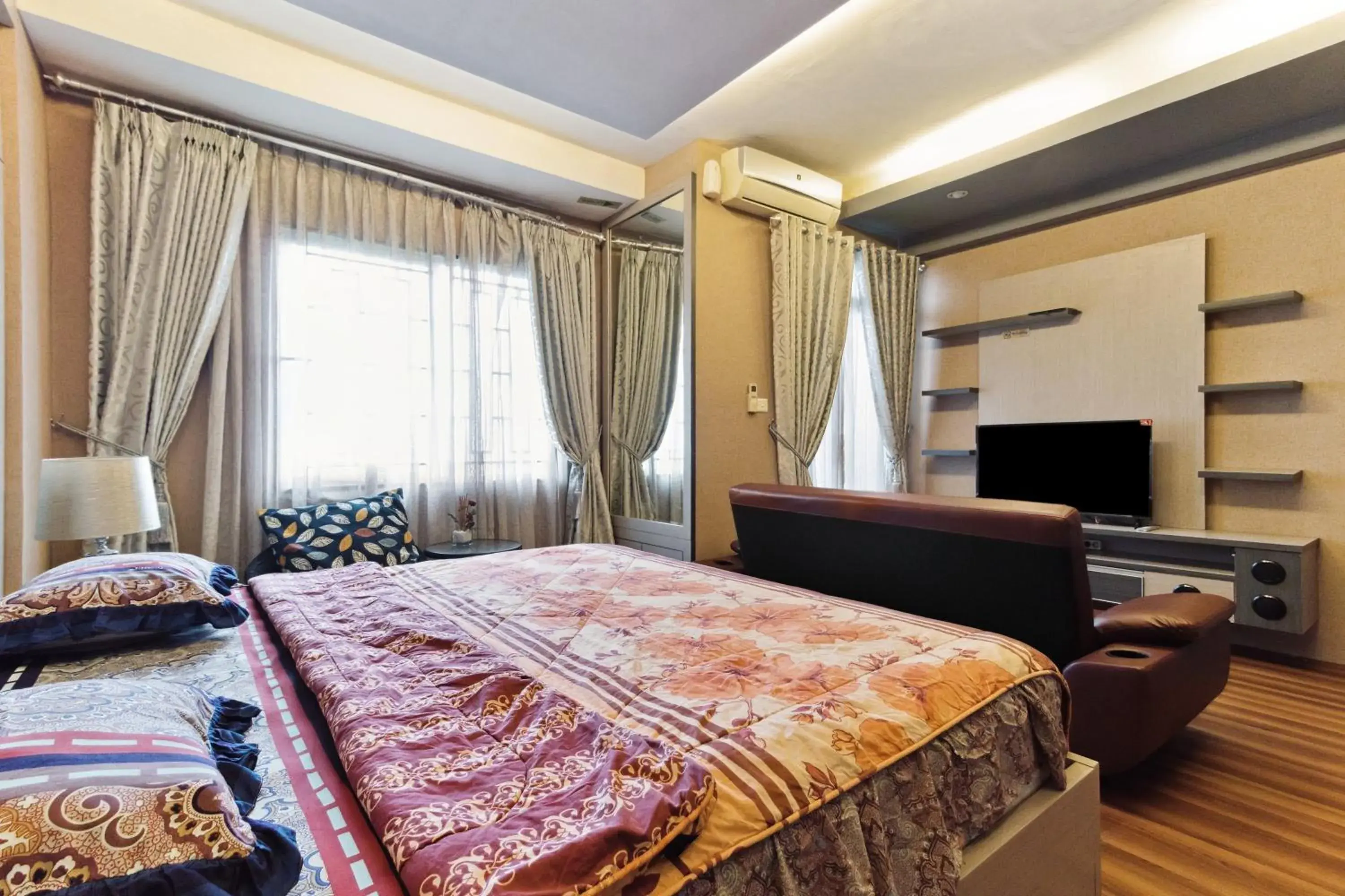 Bedroom, Bed in The Edge by Lia Bedroom, Bed in The Edge by Lia