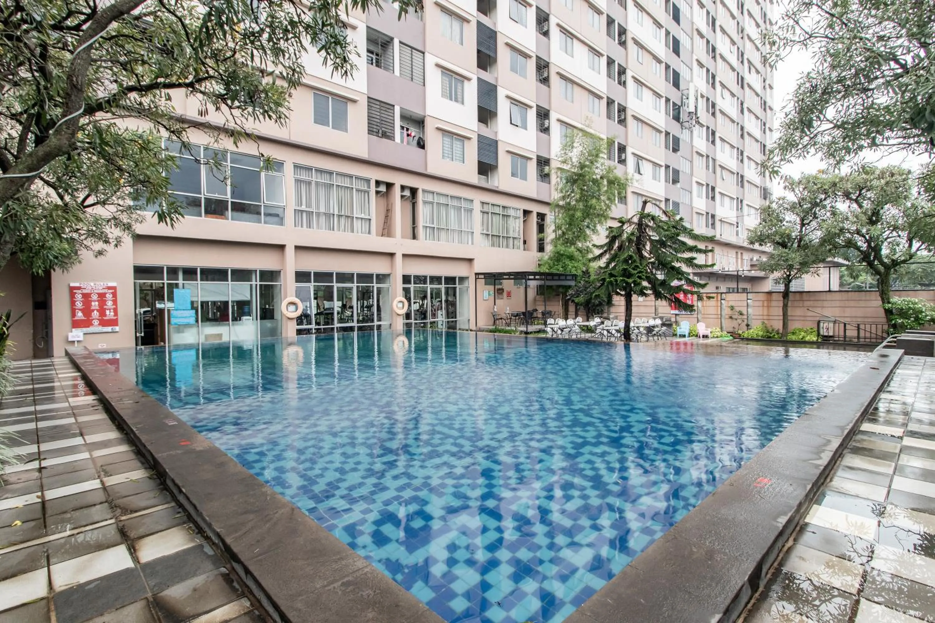 Swimming pool in The Edge by Lia