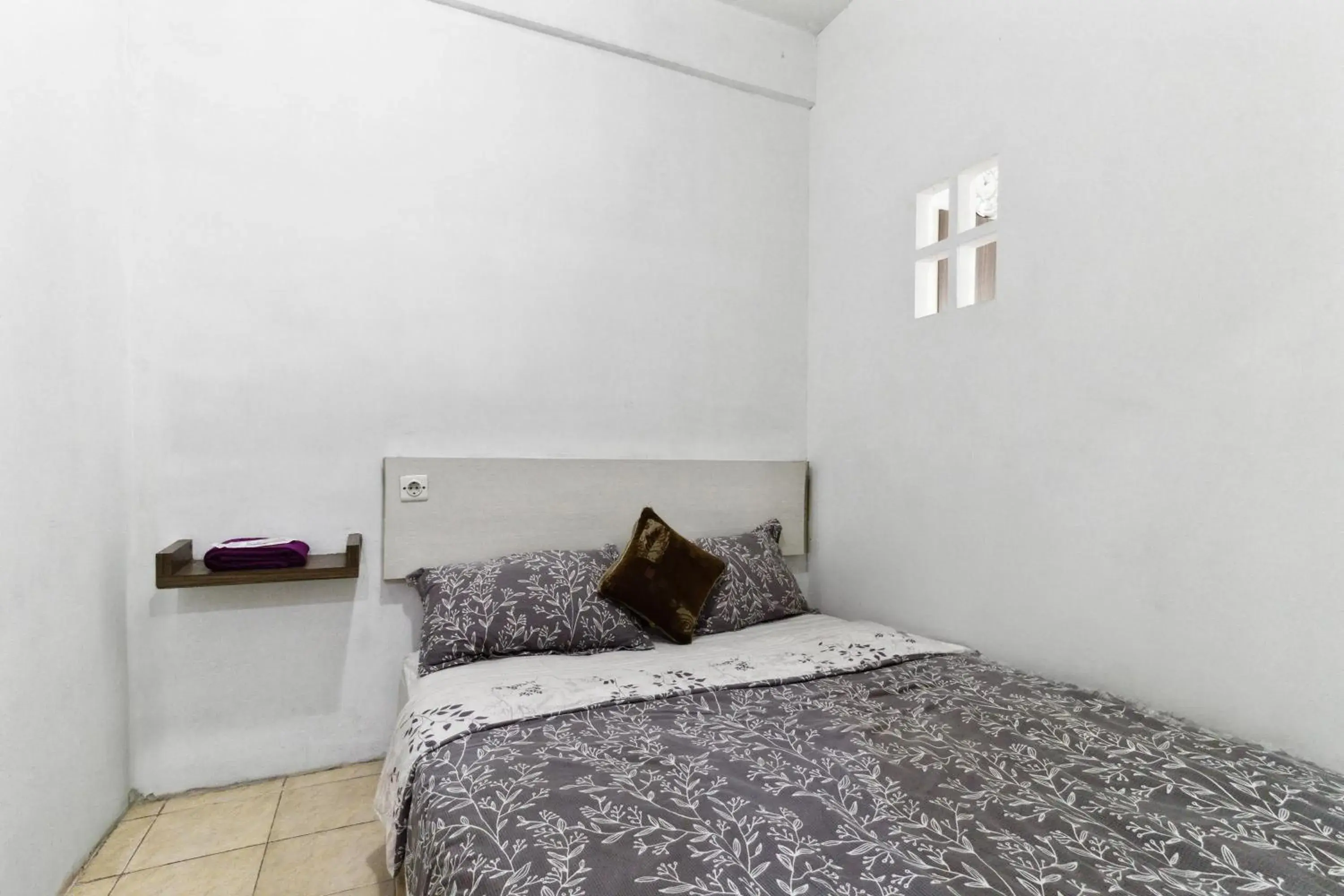 Bedroom, Bed in The Edge by Lia Bedroom, Bed in The Edge by Lia