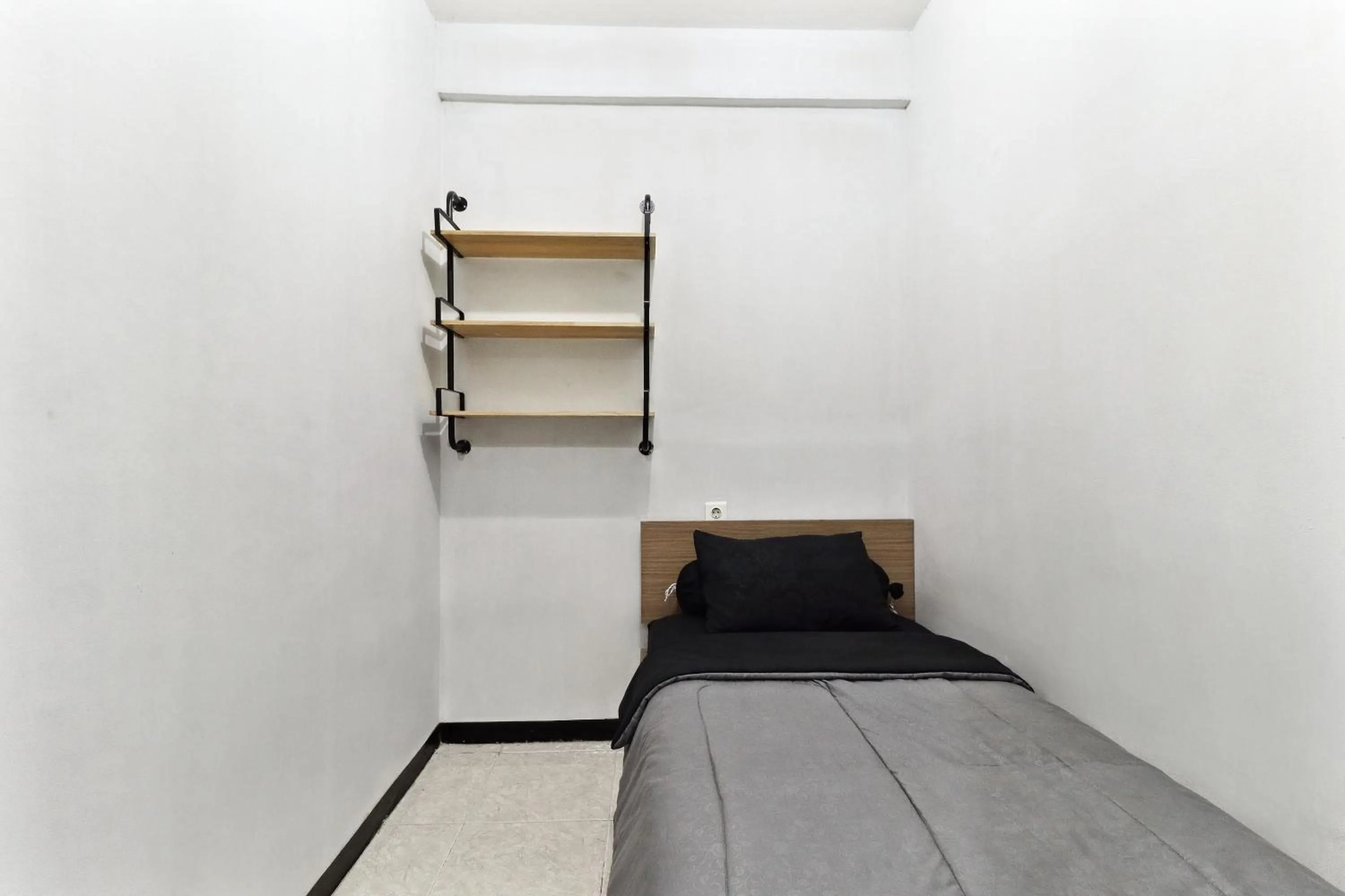 Bedroom, Bed in The Edge by Lia