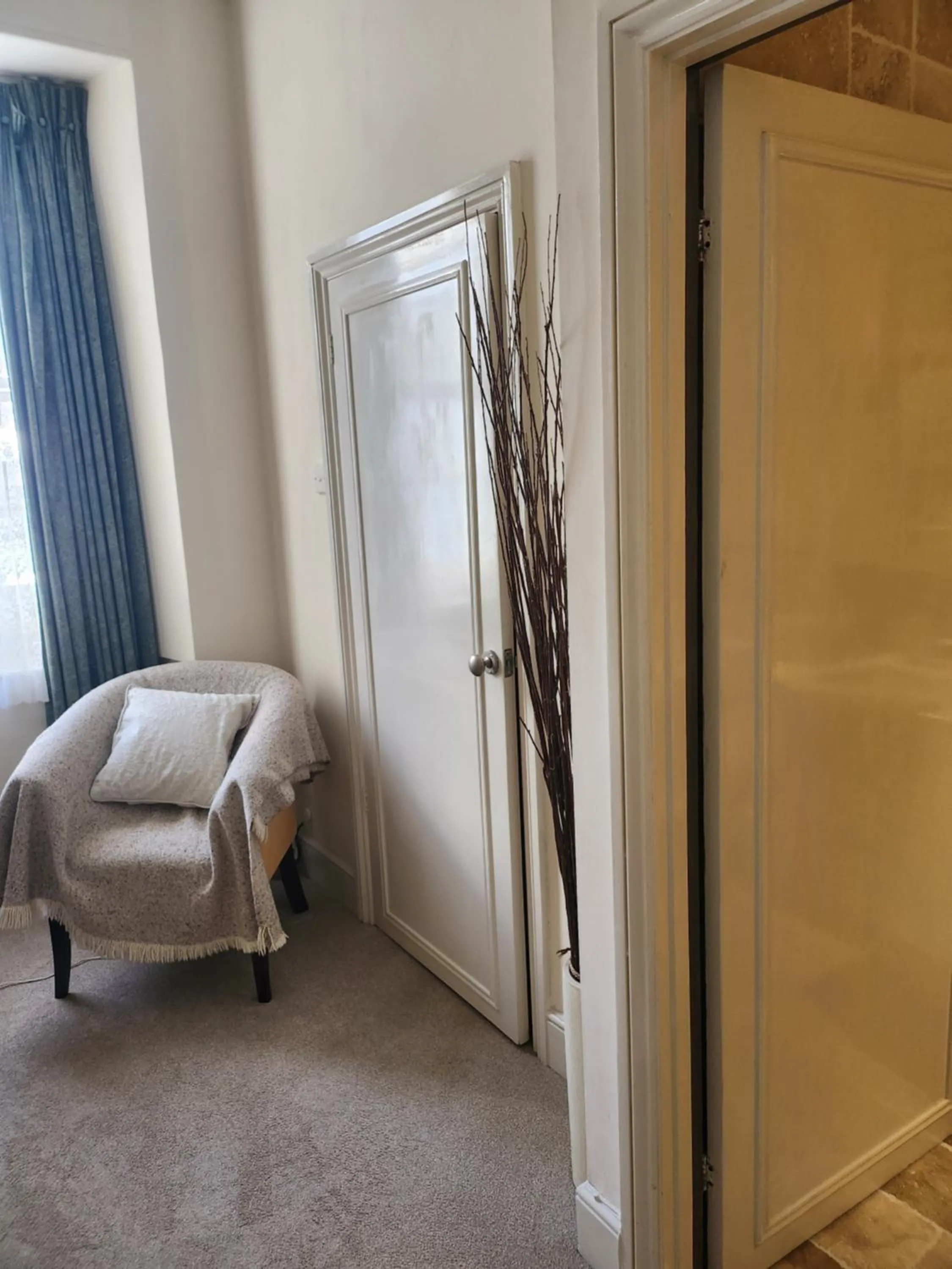 wardrobe, Bed in Anzac Street B+Bistro