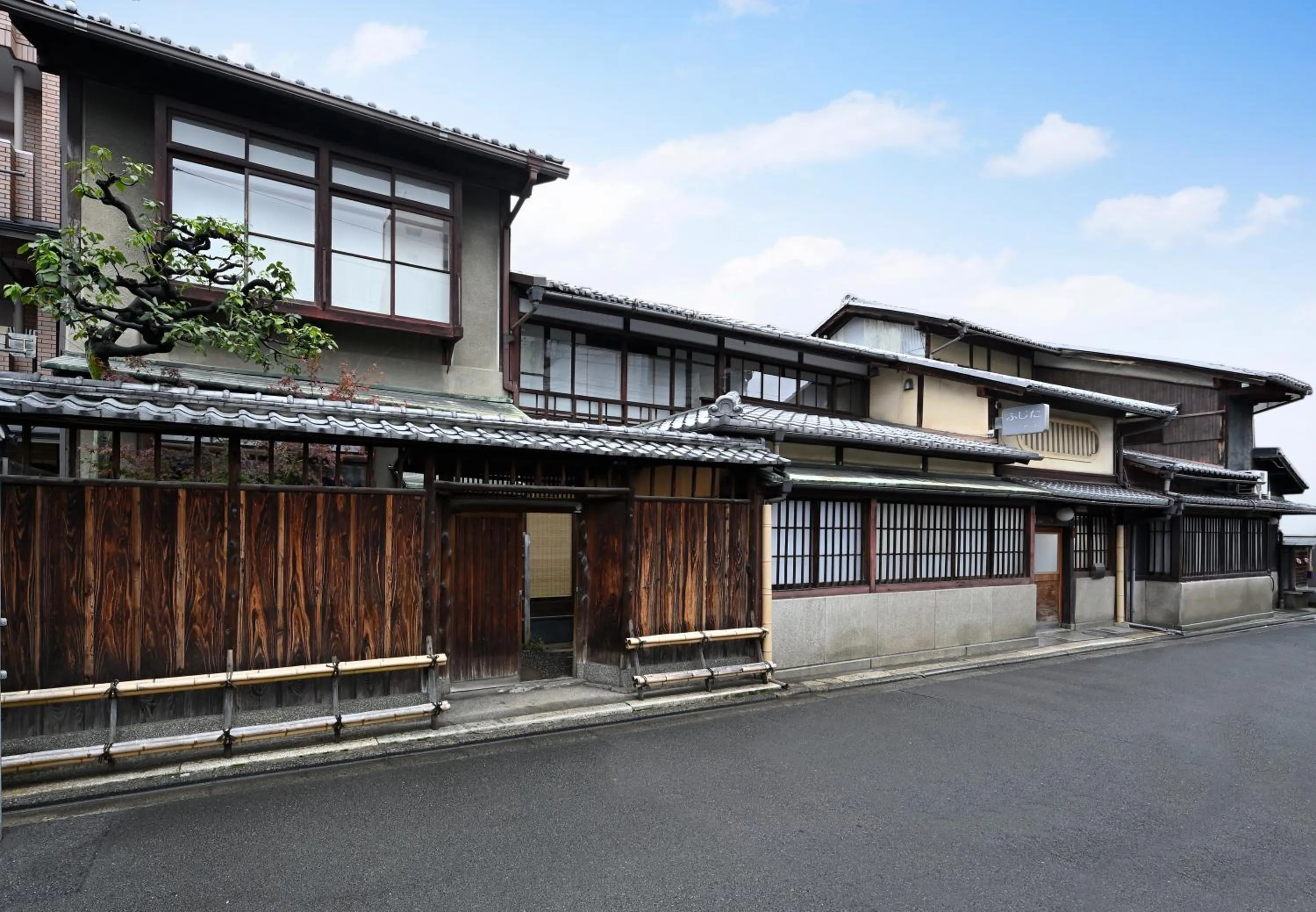 Property building in Nishijin Fujita
