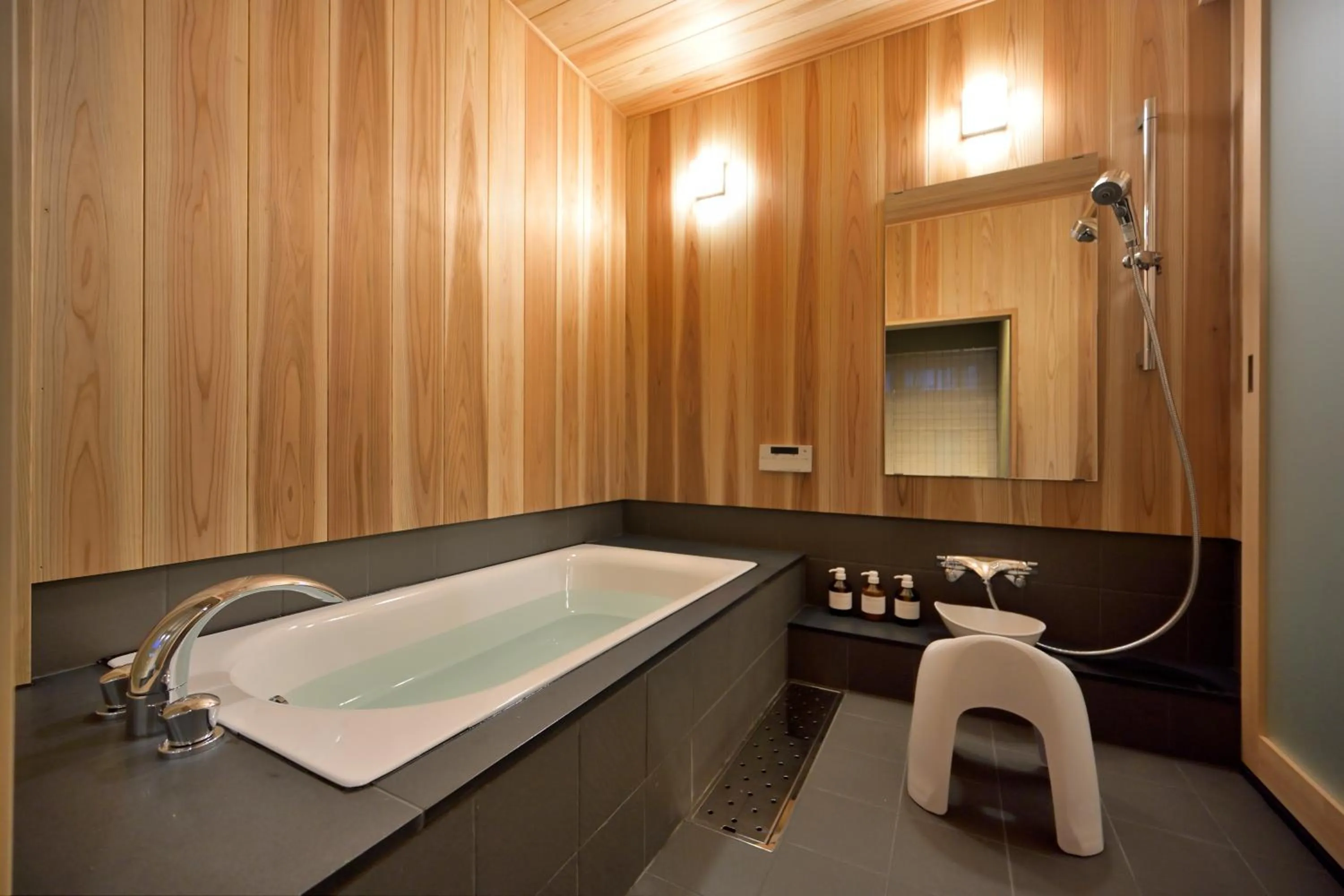 Shower in Nishijin Fujita