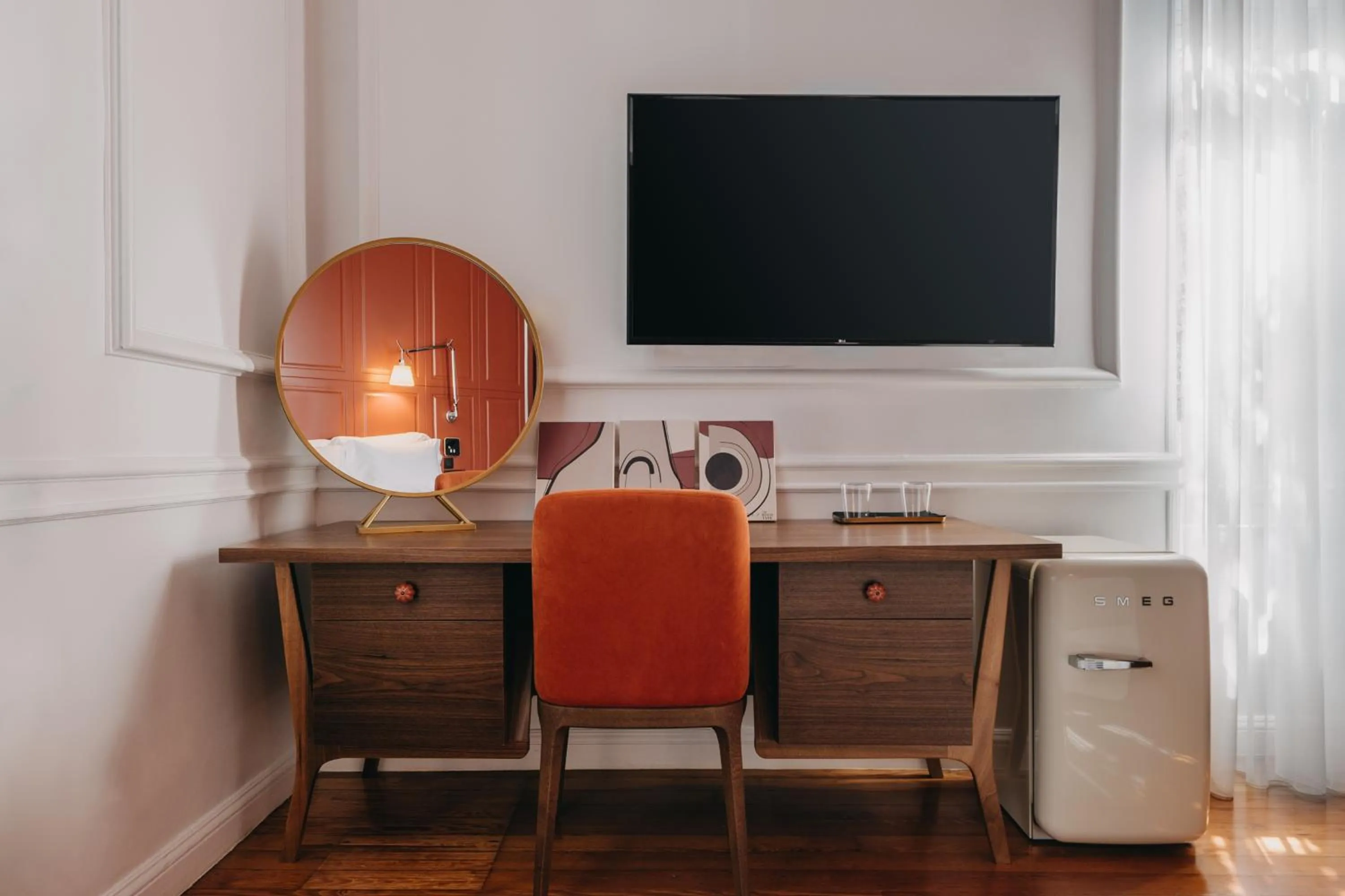 TV and multimedia in The Bold Type Hotel, a Member of Design Hotels